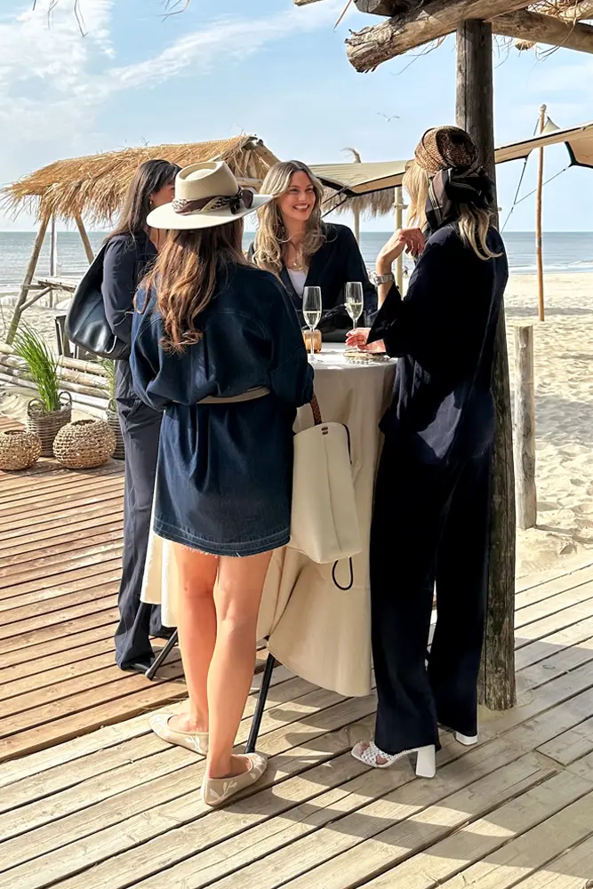Influenceurs prenant l'apéritif sur la terrasse 
