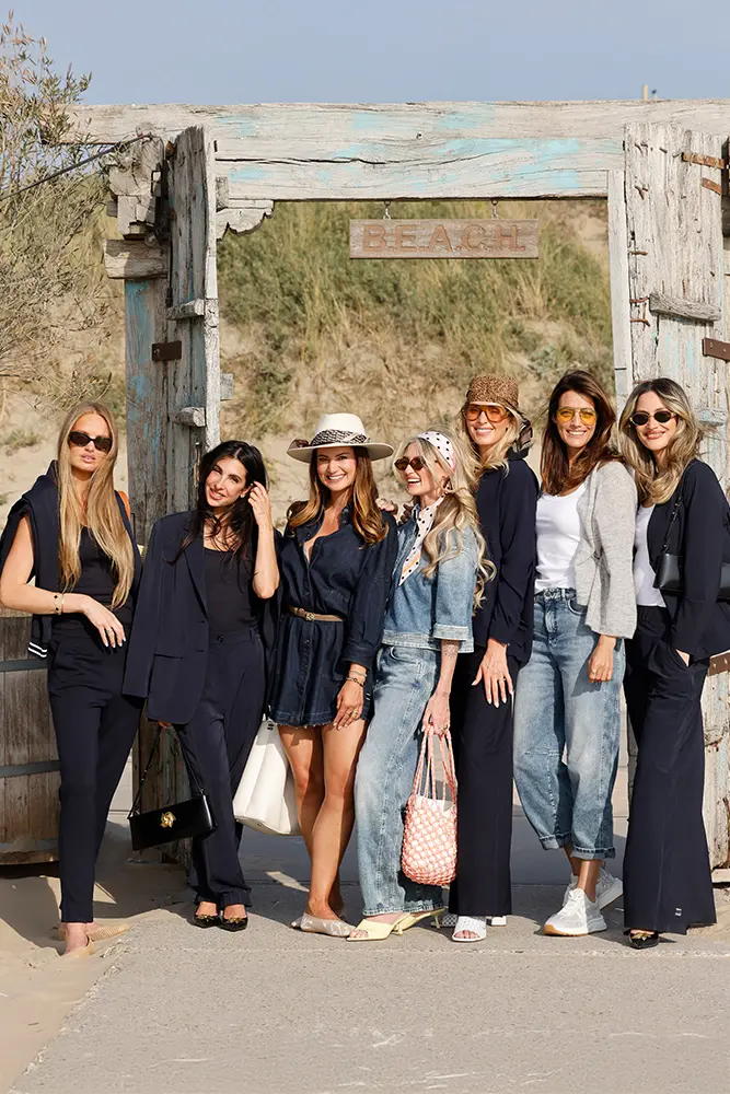 Influenceurs en look de soirée au bar de la plage