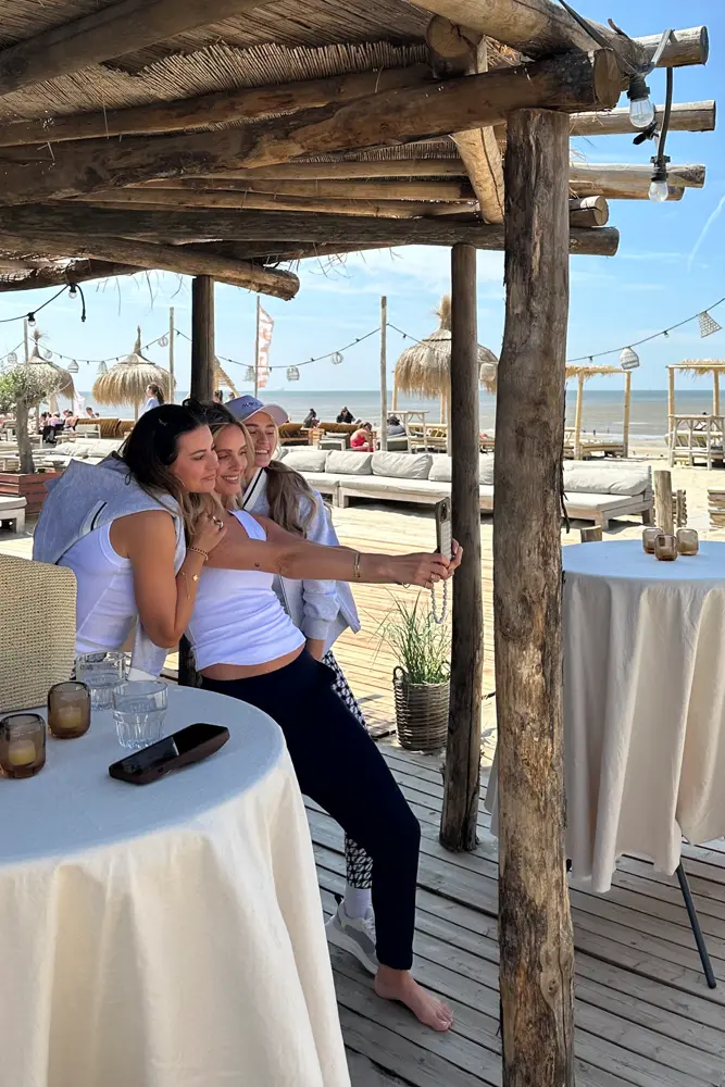 Les influenceurs prennent une photo ensemble à la plage