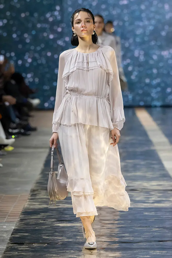 Robe volante longue au sol avec sac à bandoulière en demi-lune et ballerines