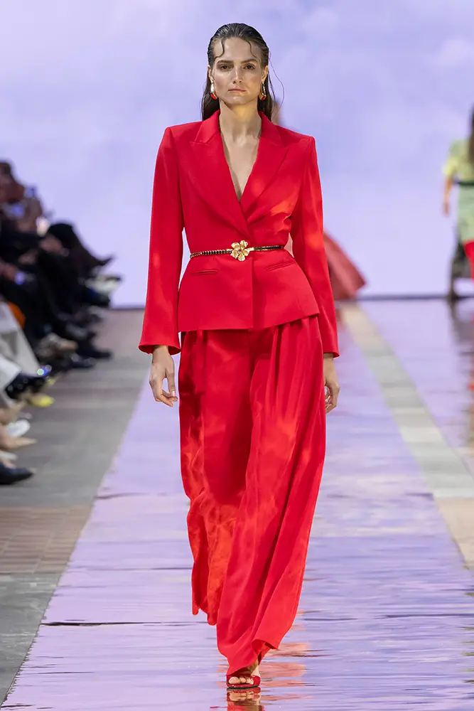 Blazer rouge élégant avec pantalon large assorti