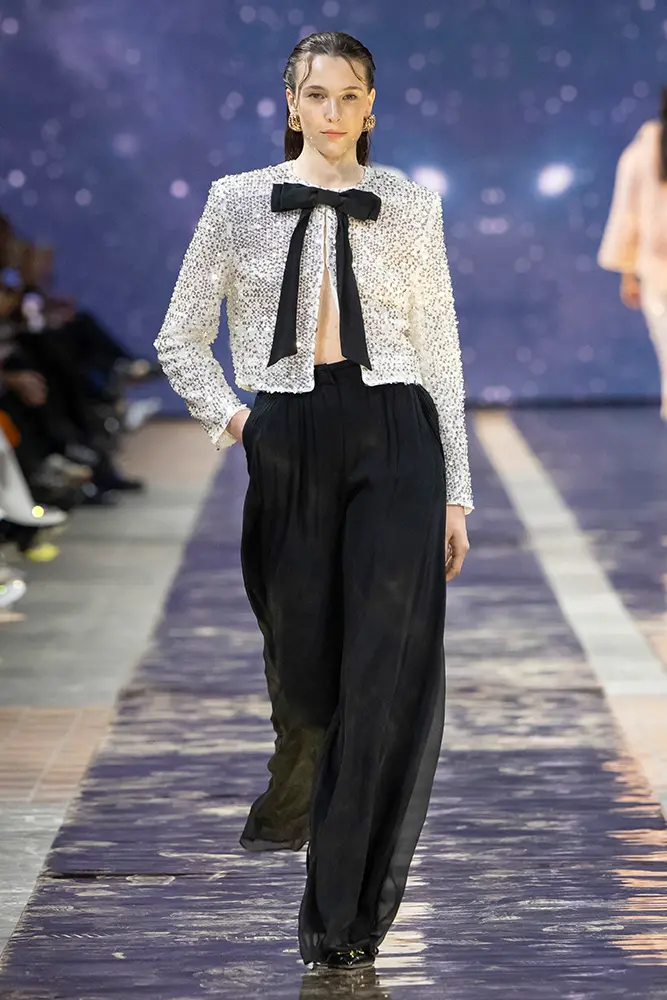 Veste à paillettes glamour en blanc cassé avec pantalon large noir