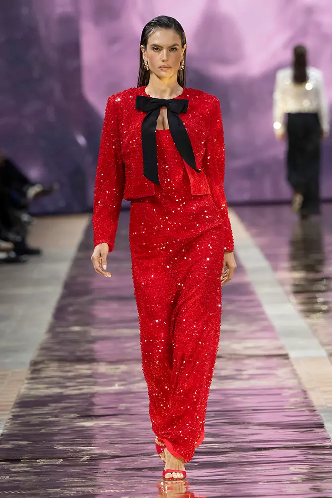 Veste à paillettes rouge glamour avec robe à paillettes scintillantes