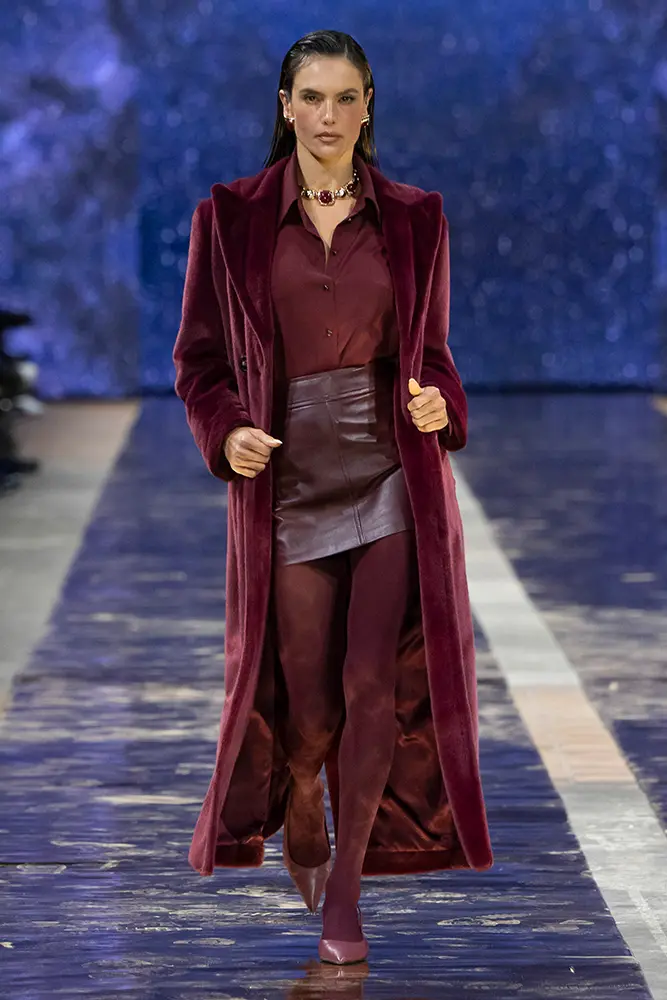 Manteau moelleux avec mini-jupe en cuir, Bordeaux