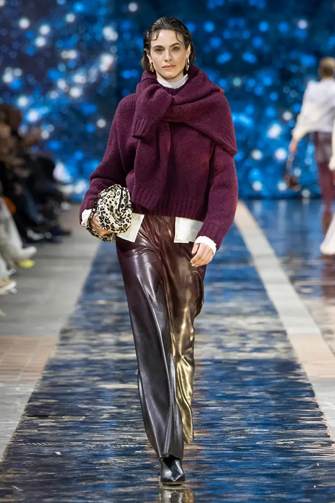 Pull moelleux bright maroon Knitted in Germany avec chemisier blanc et Wide Fit pantalon en cuir