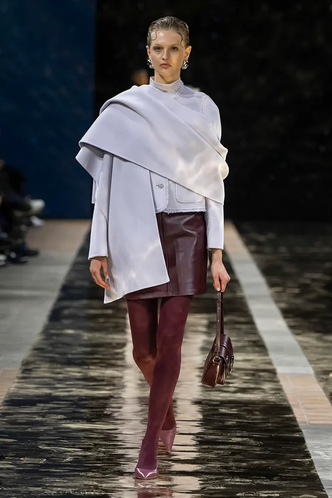 Mini jupe en cuir, Bordeaux avec veste et sac à bandoulière