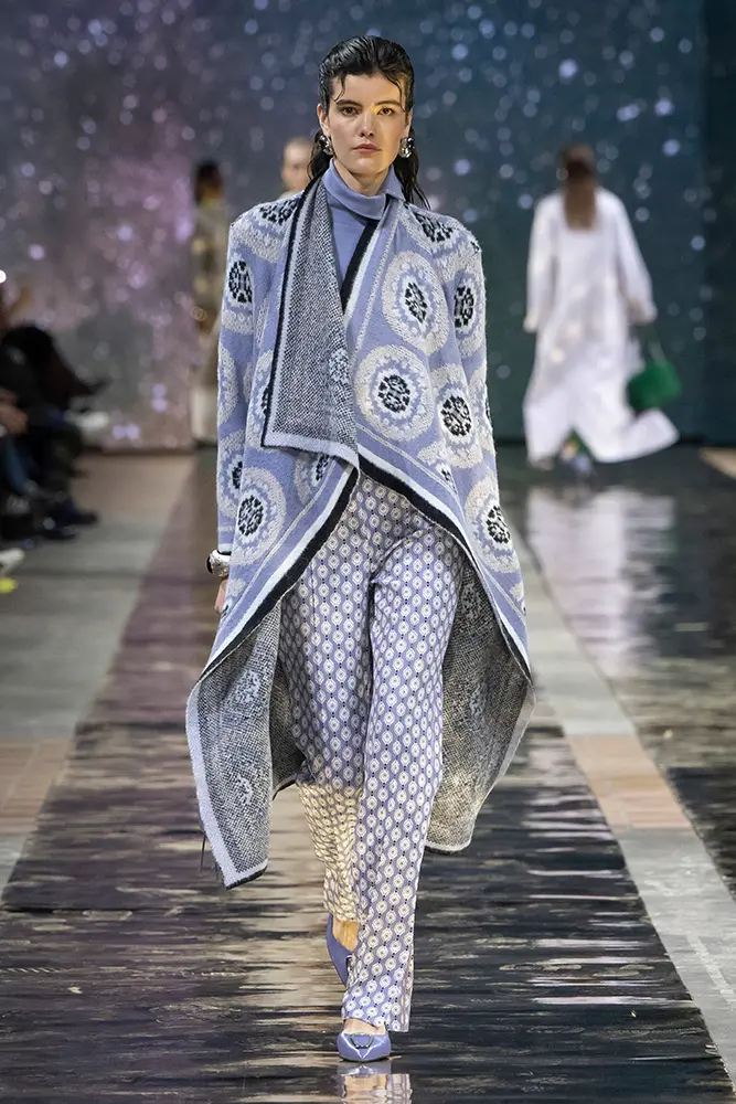 Manteau en tricot avec T-shirt à col roulé et pantalon en scubajersey