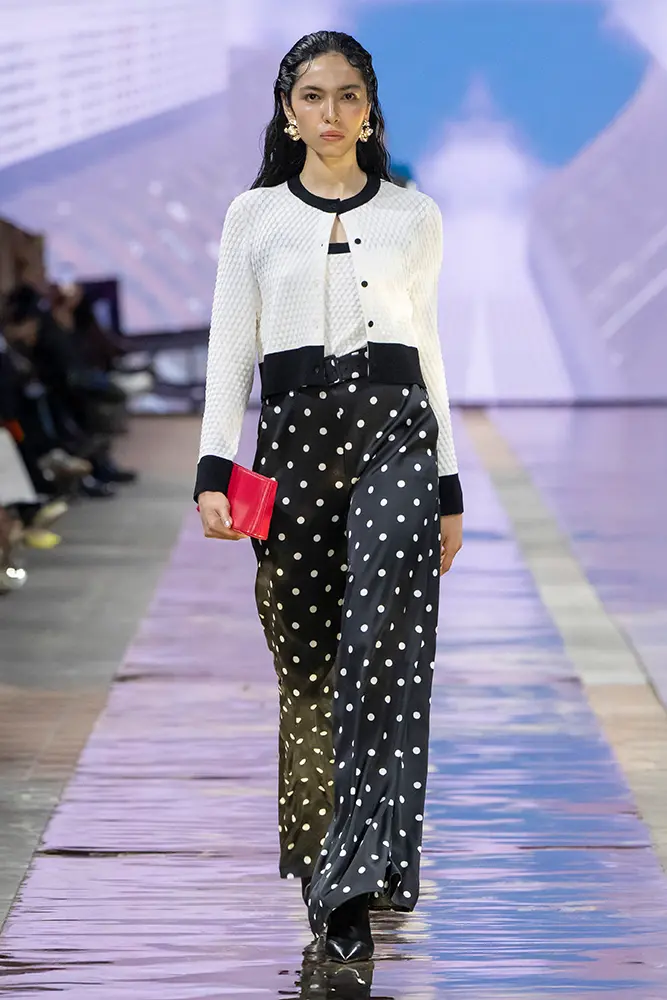 Cardigan et top Knitted in Germany avec pantalon large et polka dots