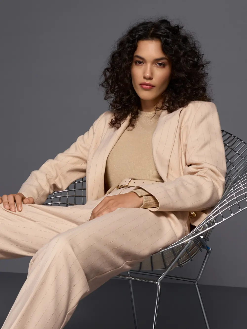 Blazer à fines rayures avec ceinture à nouer