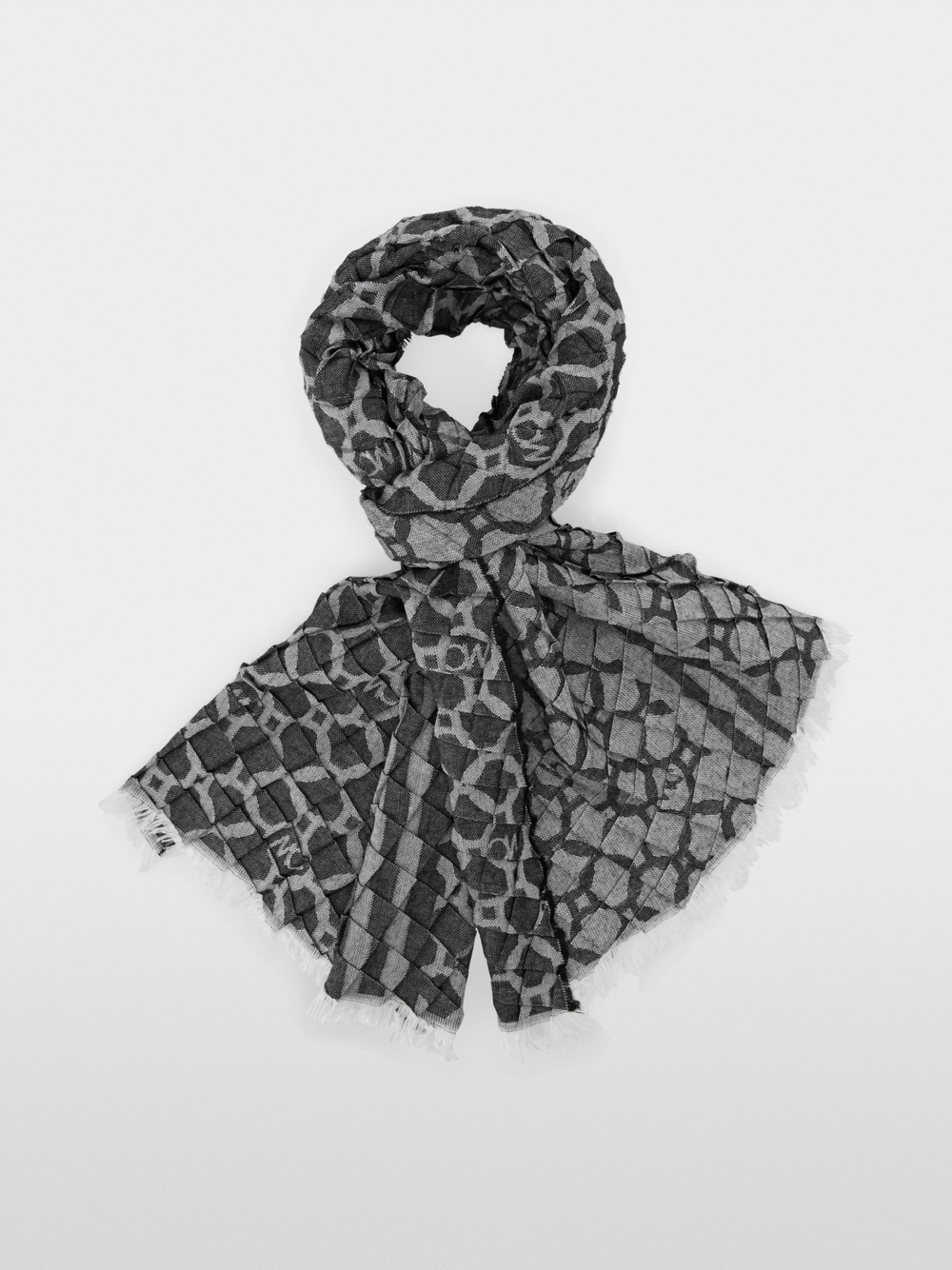 Pleated scarf with all-over print | marc-cain.com/en