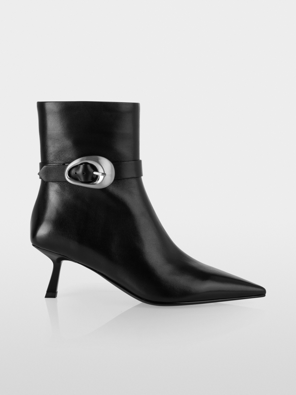 Stiefelette mit goldener Schnalle