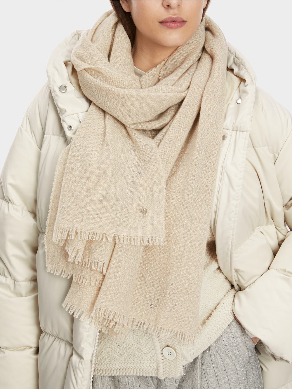 Warm scarf with glitter effect | marc-cain.com/en