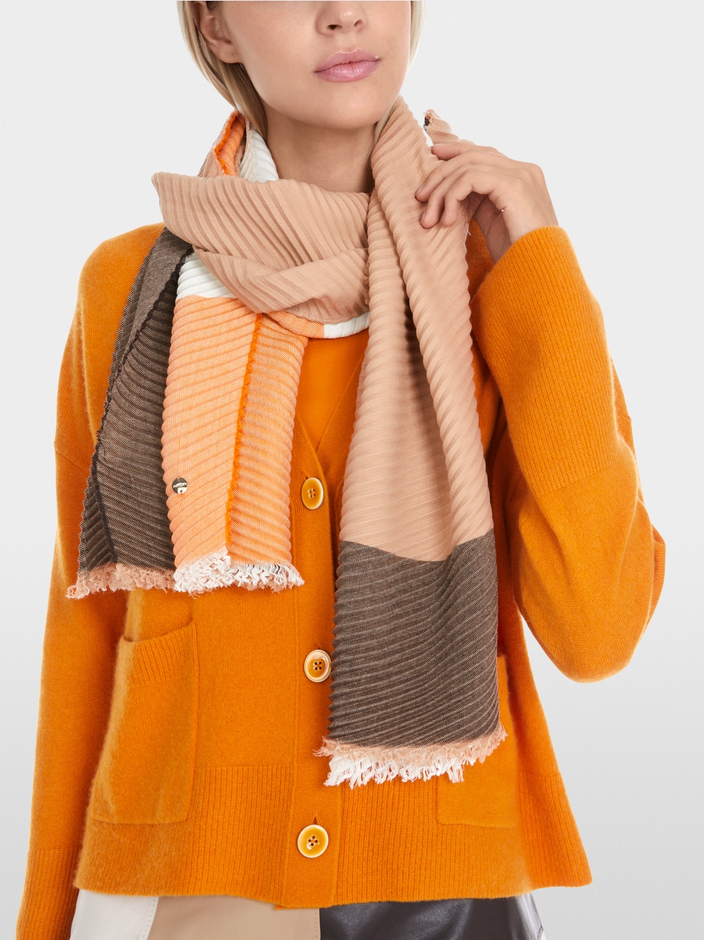 Flowing scarf with a pleated structure | marc-cain.com/en
