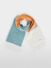 Warm scarf in colour block look