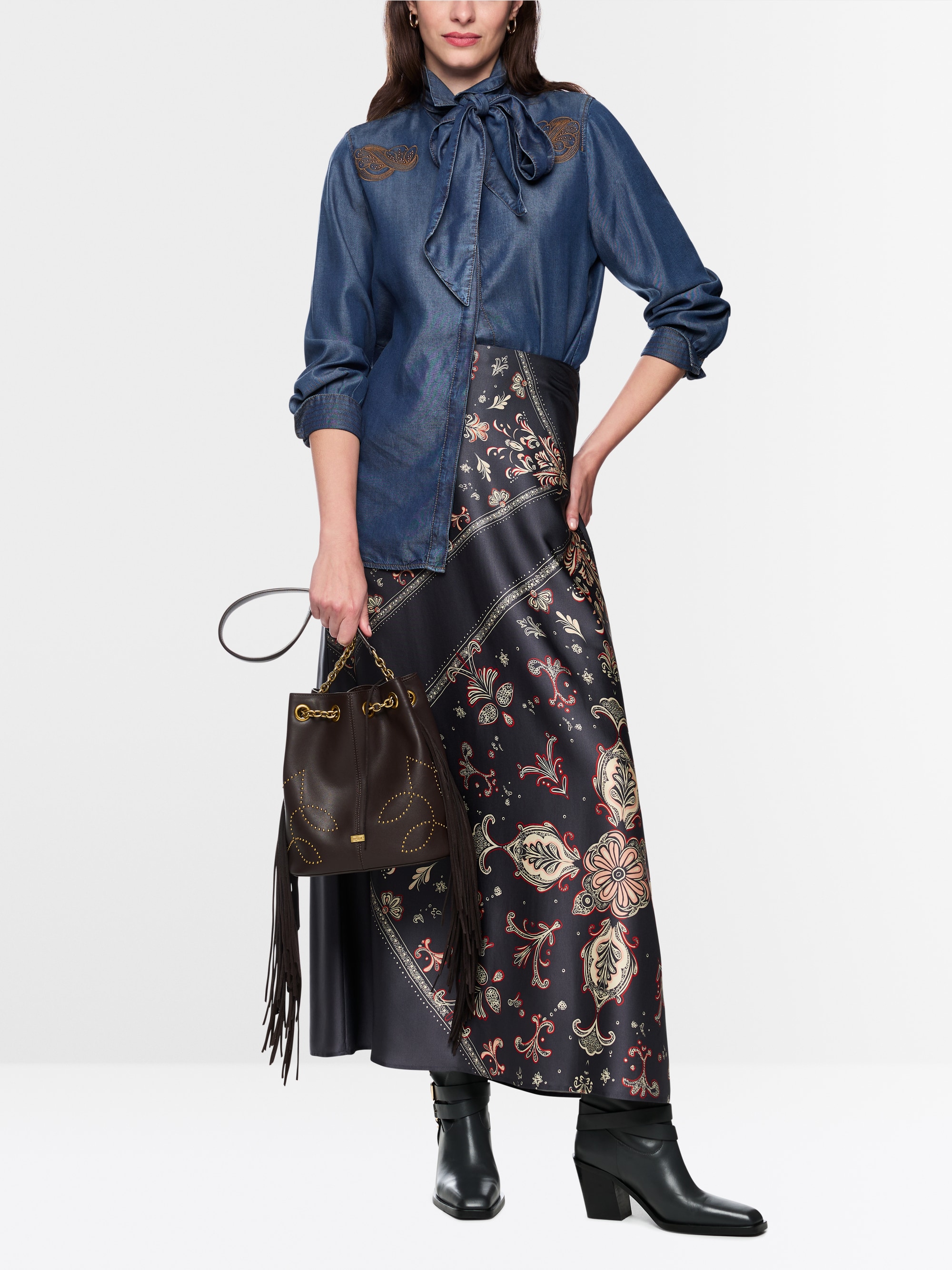 Bestickte Jeansbluse "Rethink Together"