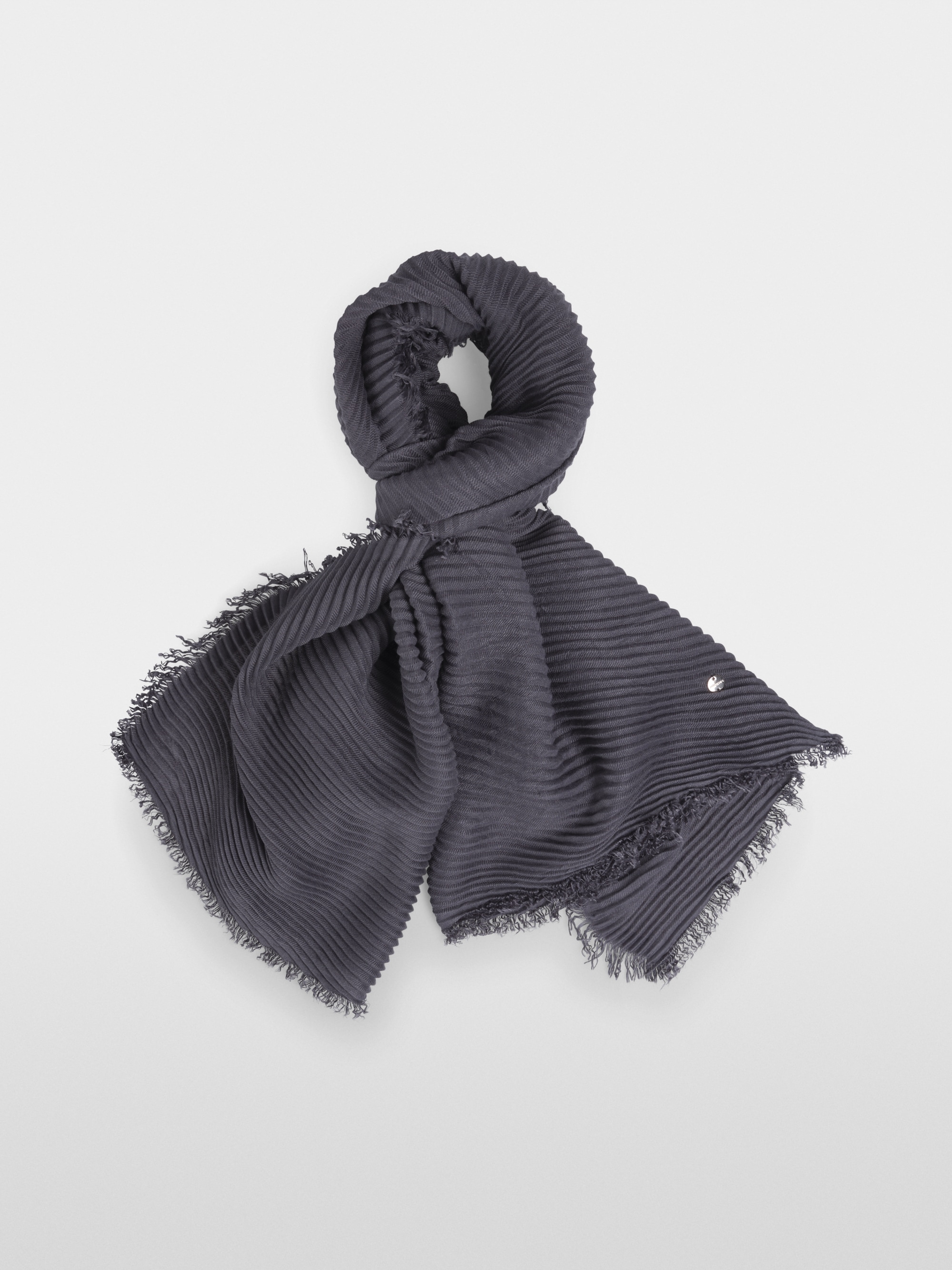 Pleated scarf with fringes