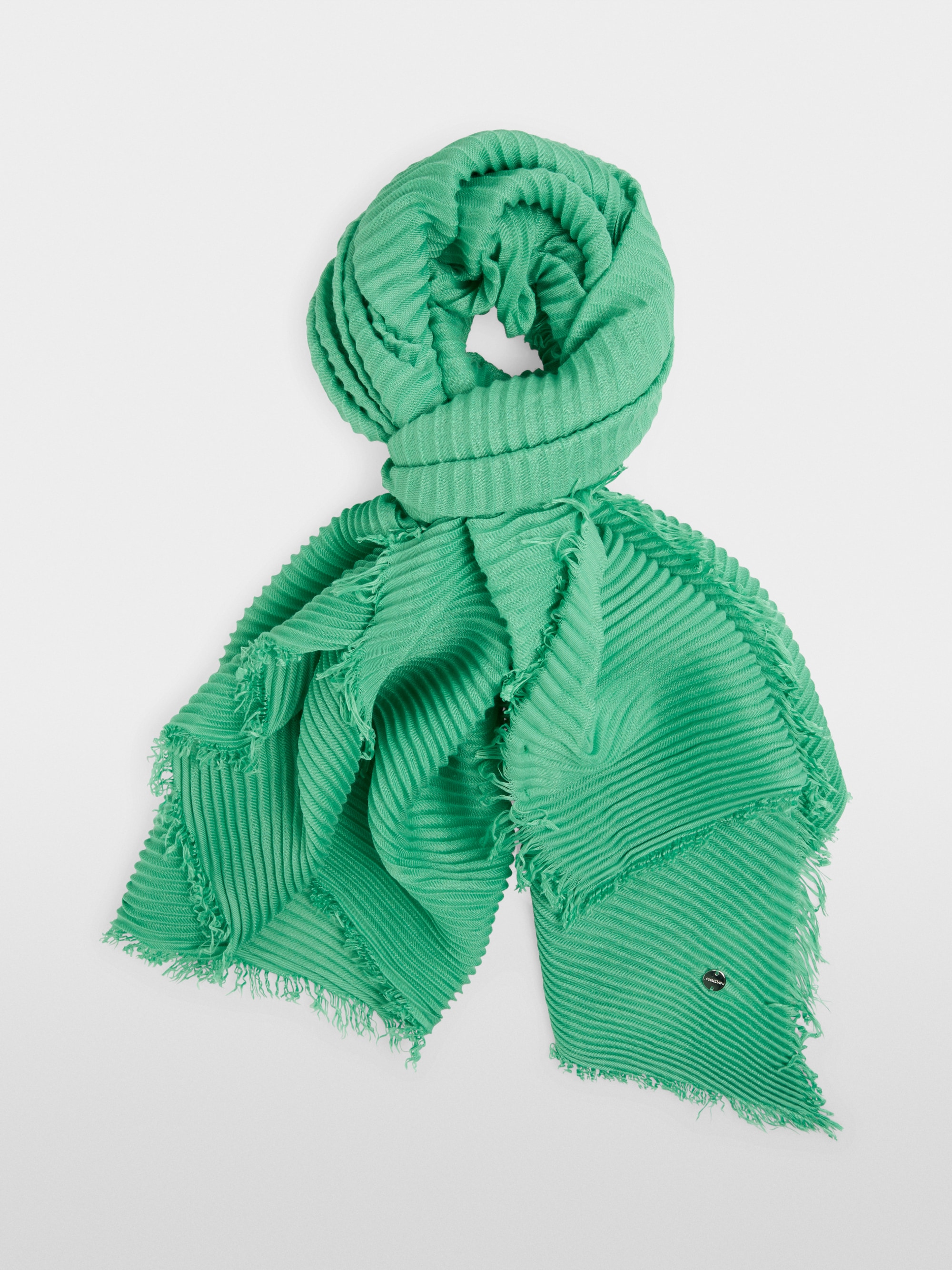 Pleated scarf with fringes