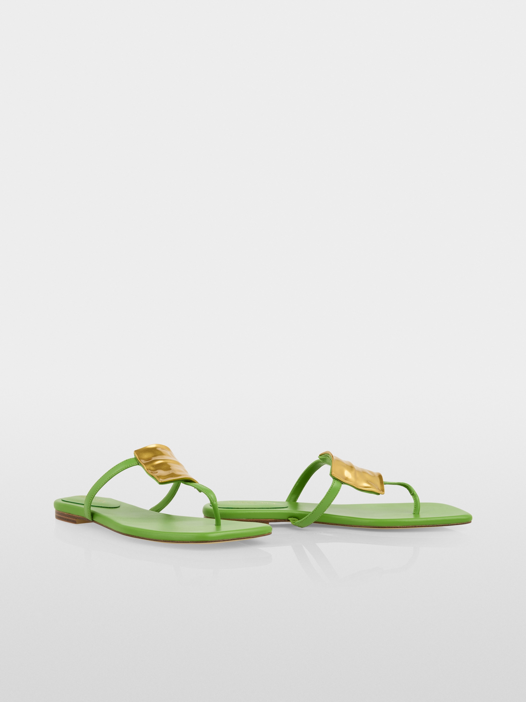 Leather toe thongs with decoration