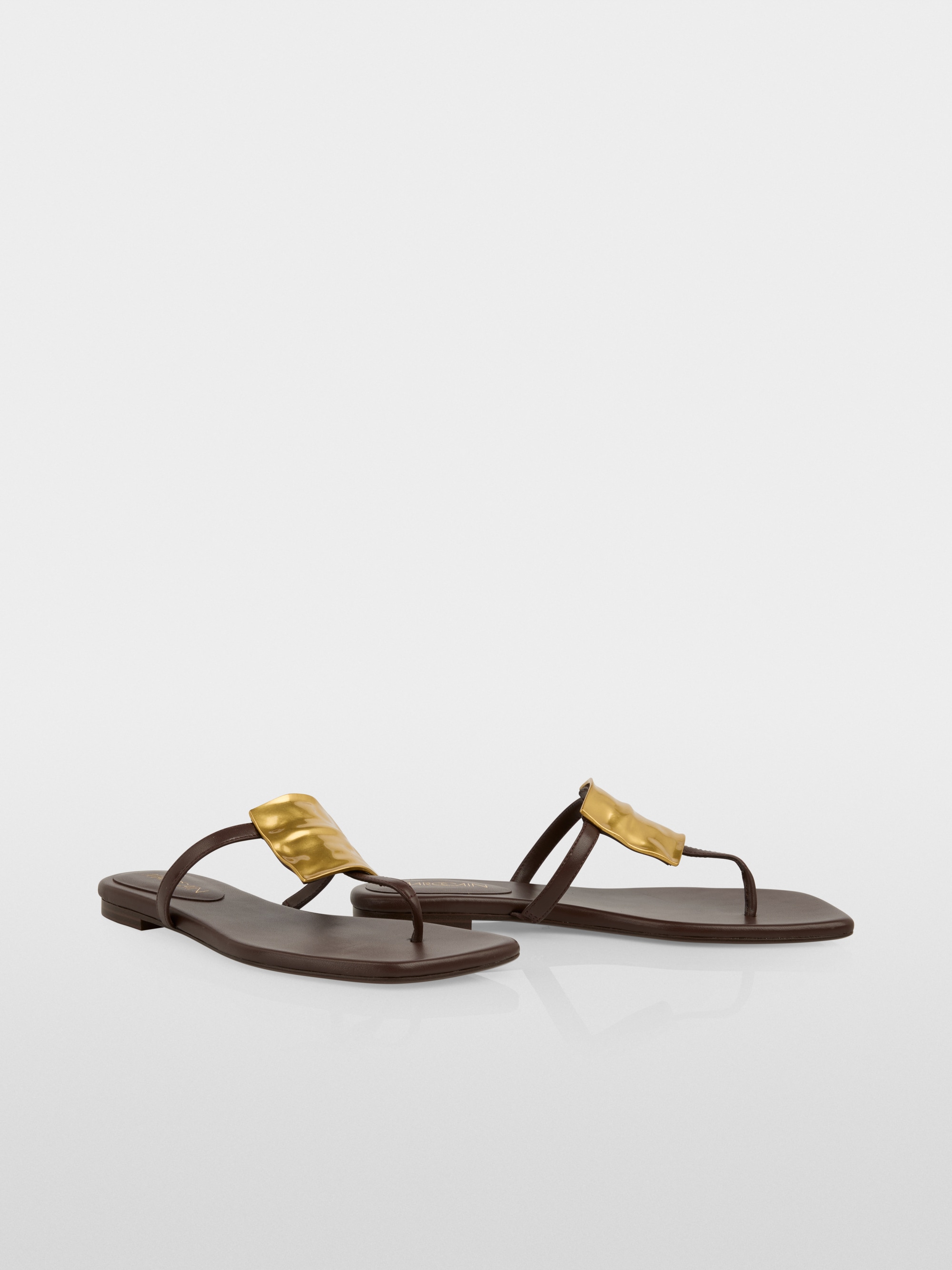 Leather toe thongs with decoration