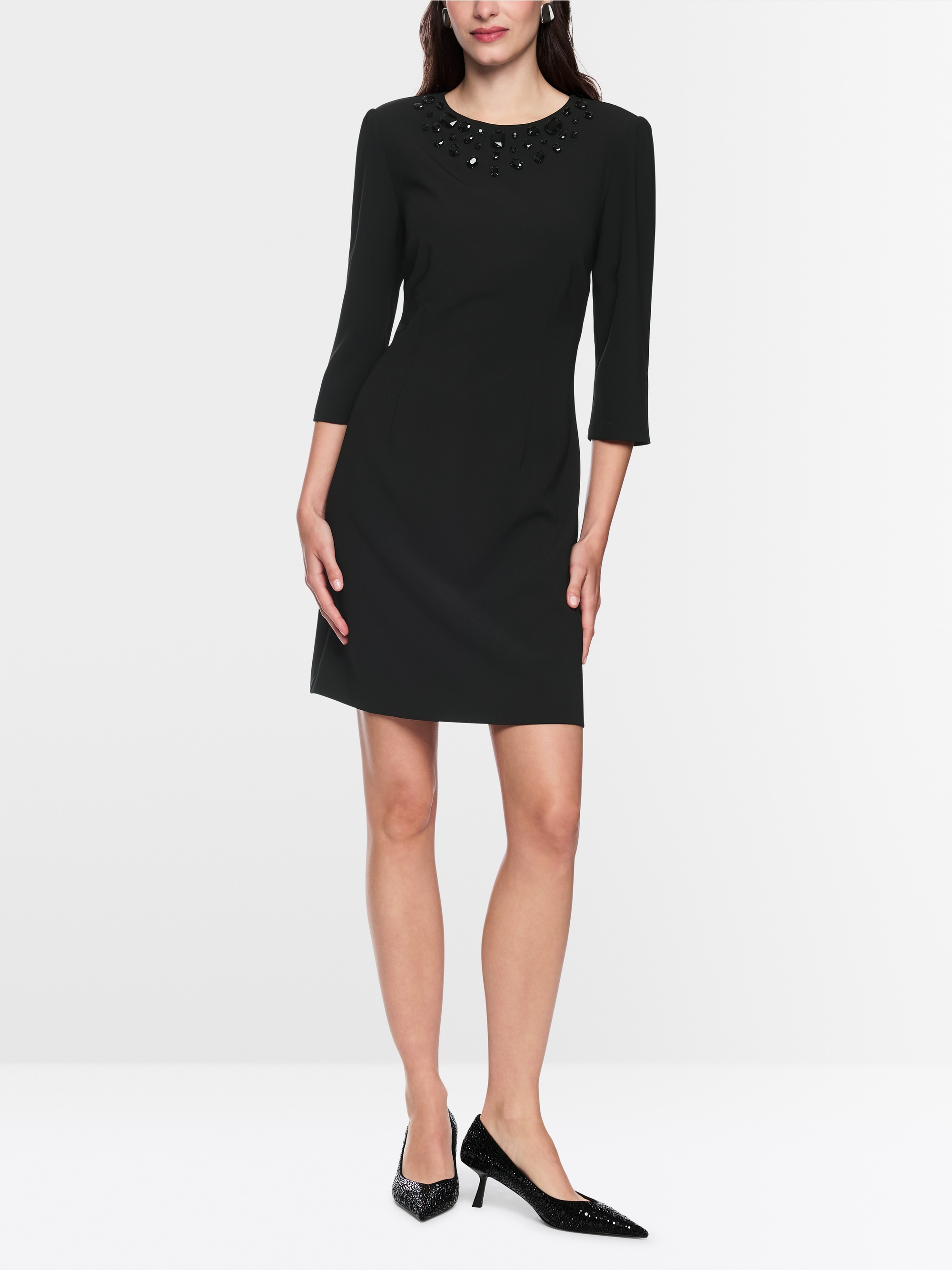 Robe avec pierres décoratives