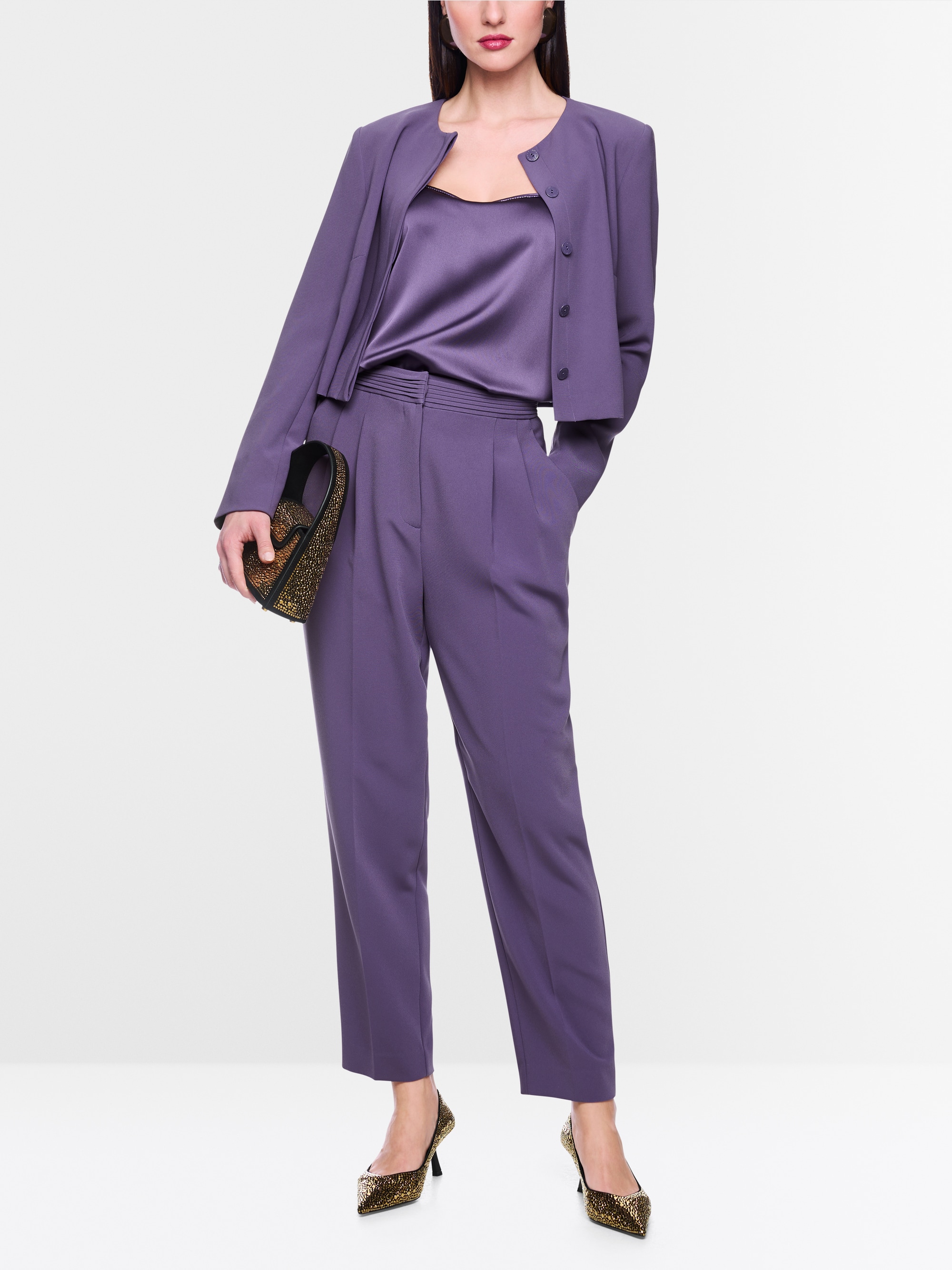 Short jacket with shoulder emphasis