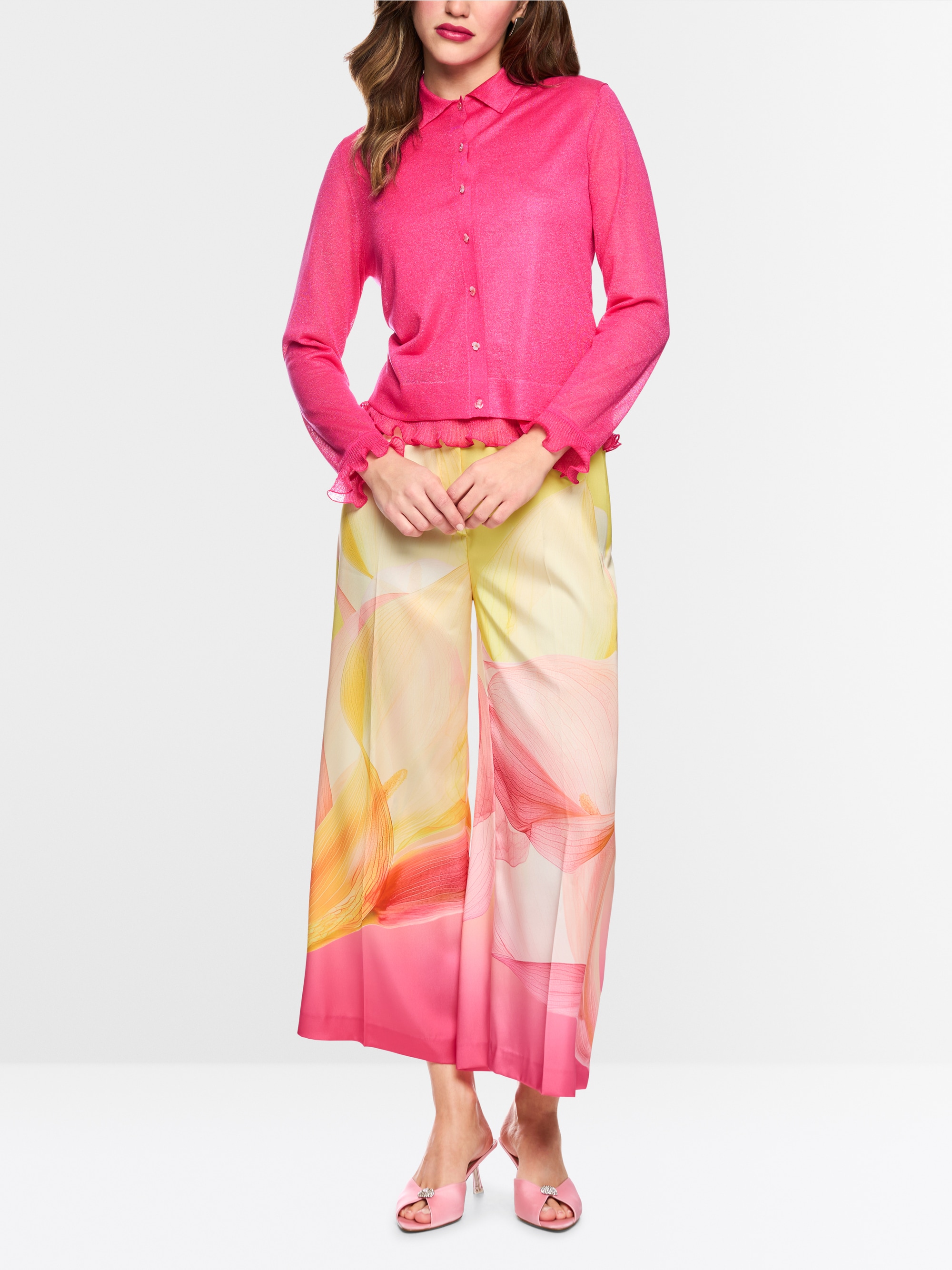 Fine-knit cardigan with floral buttons