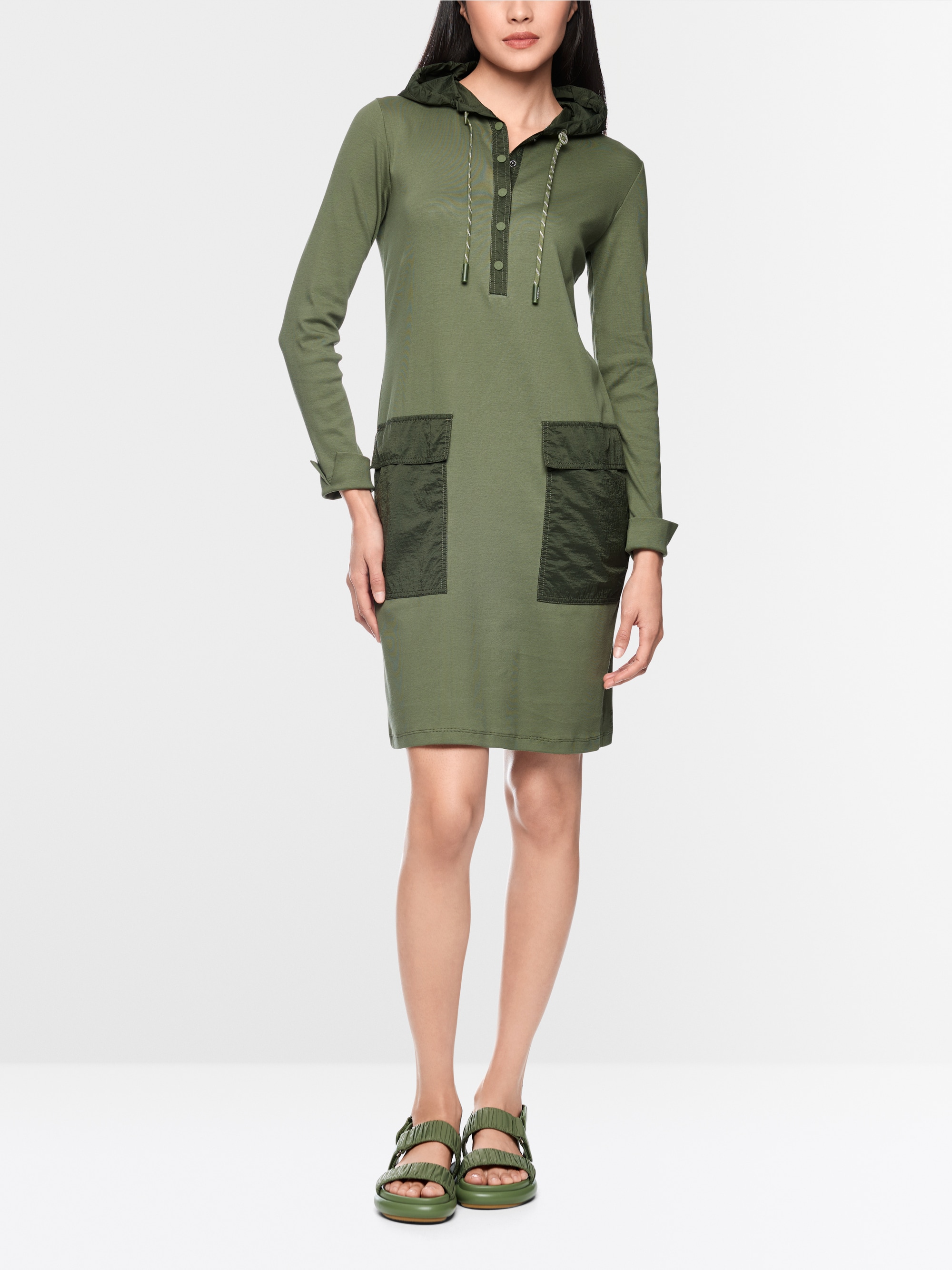 Sporty dress with hood