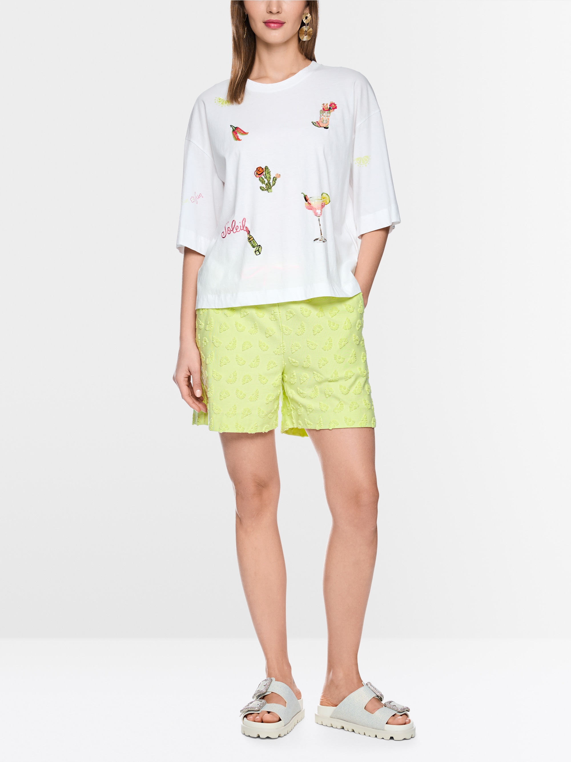 Shirt with 3/4 sleeves and patches