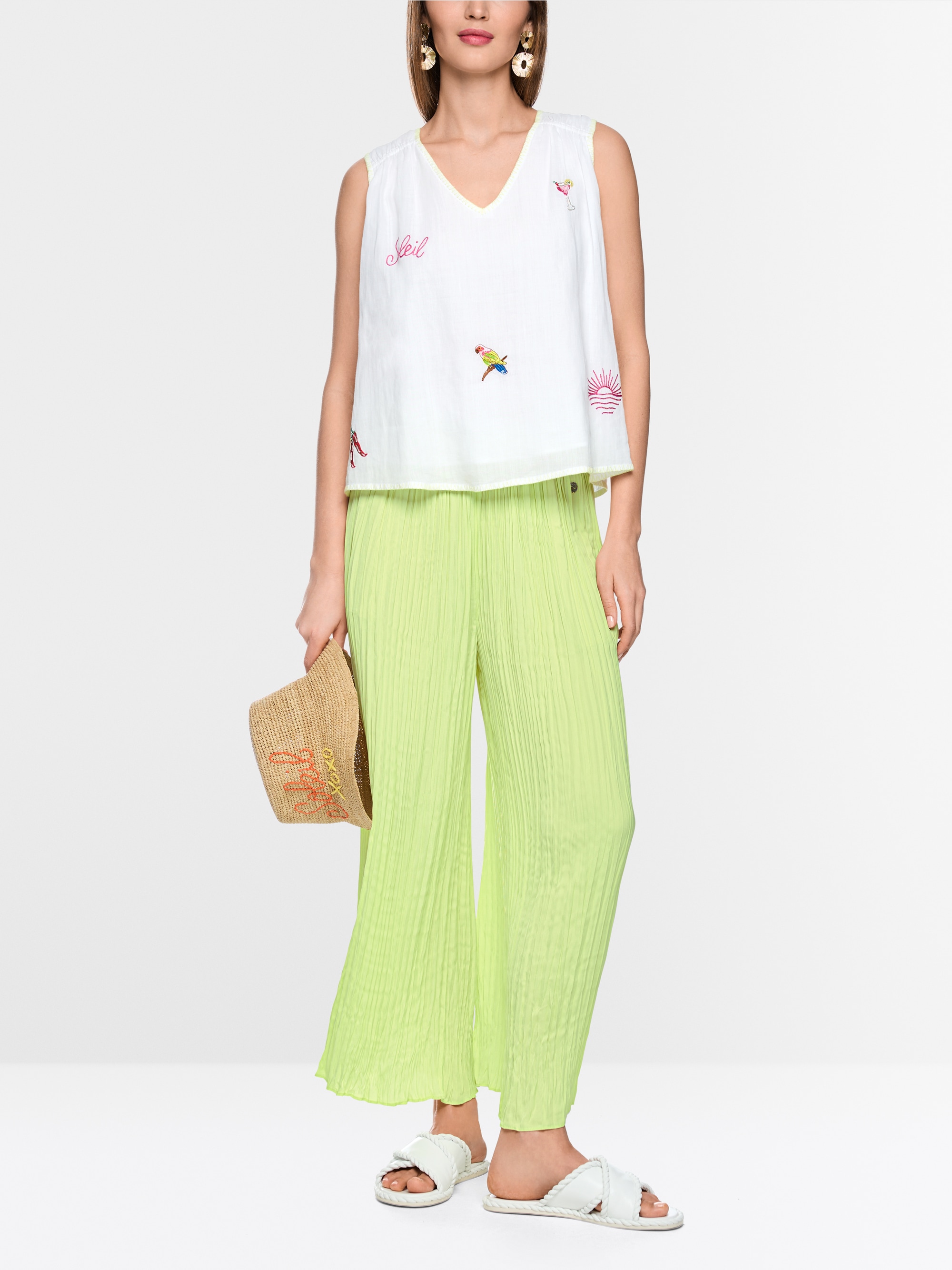 Loose top with embroidered patches