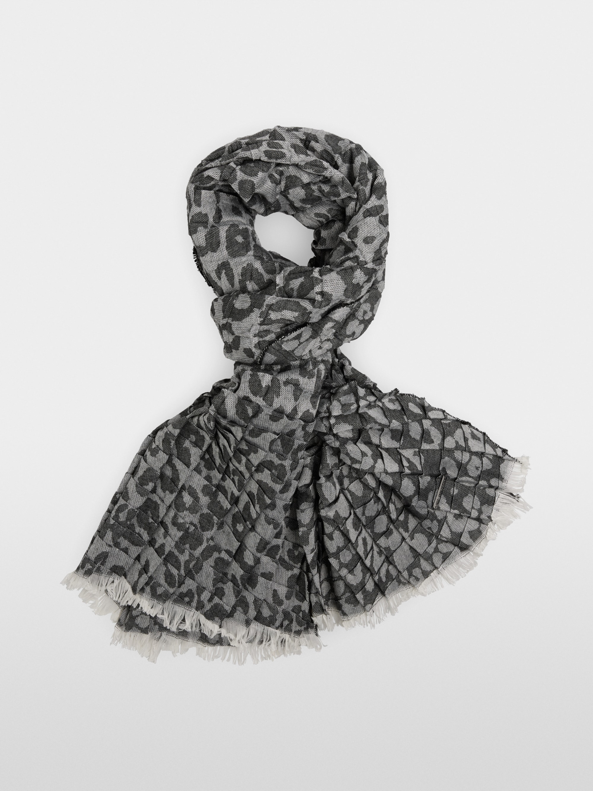 Scarf with leopard print