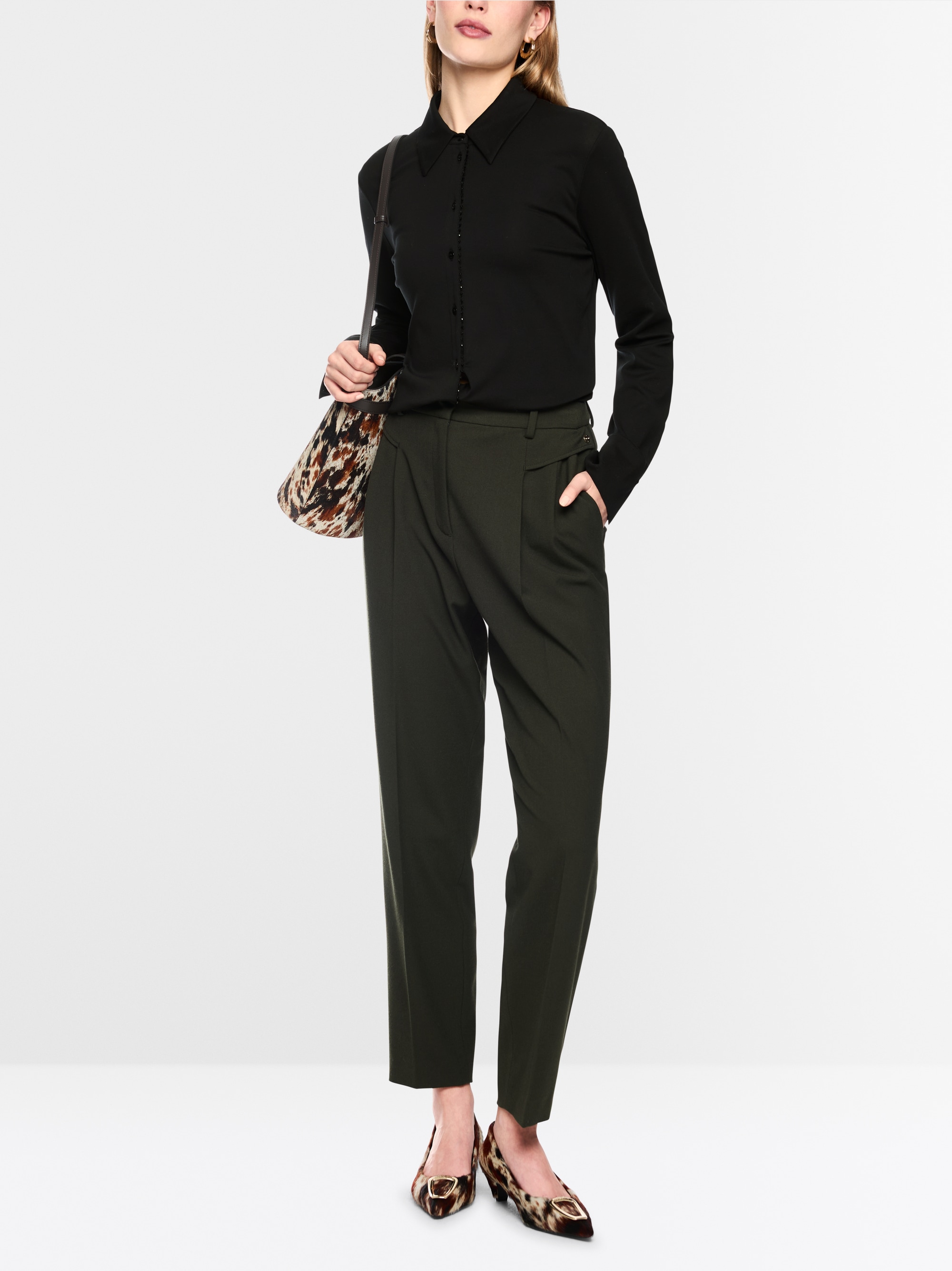 Blouse with glitter buttoning