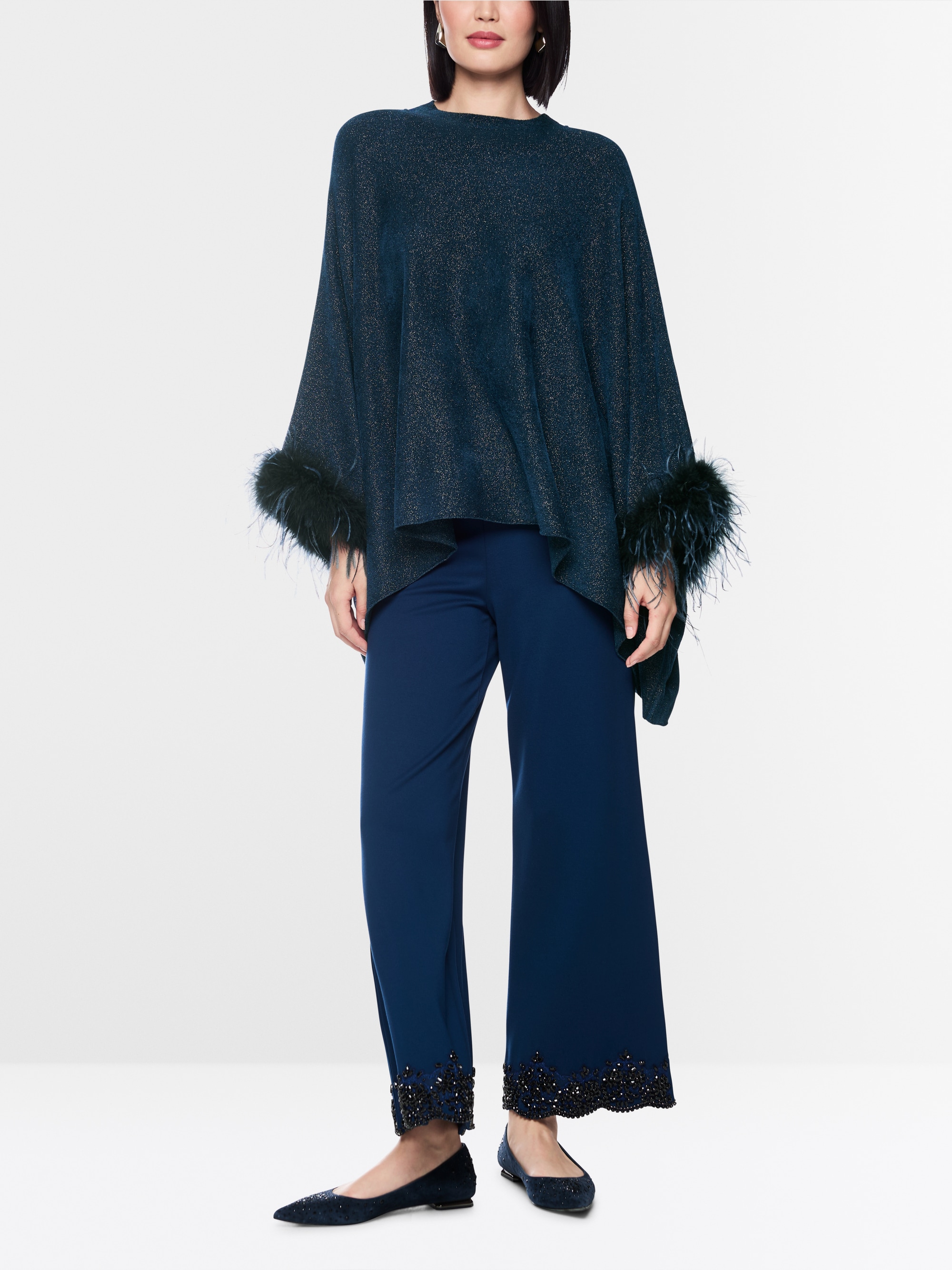 Knitted poncho with feathers