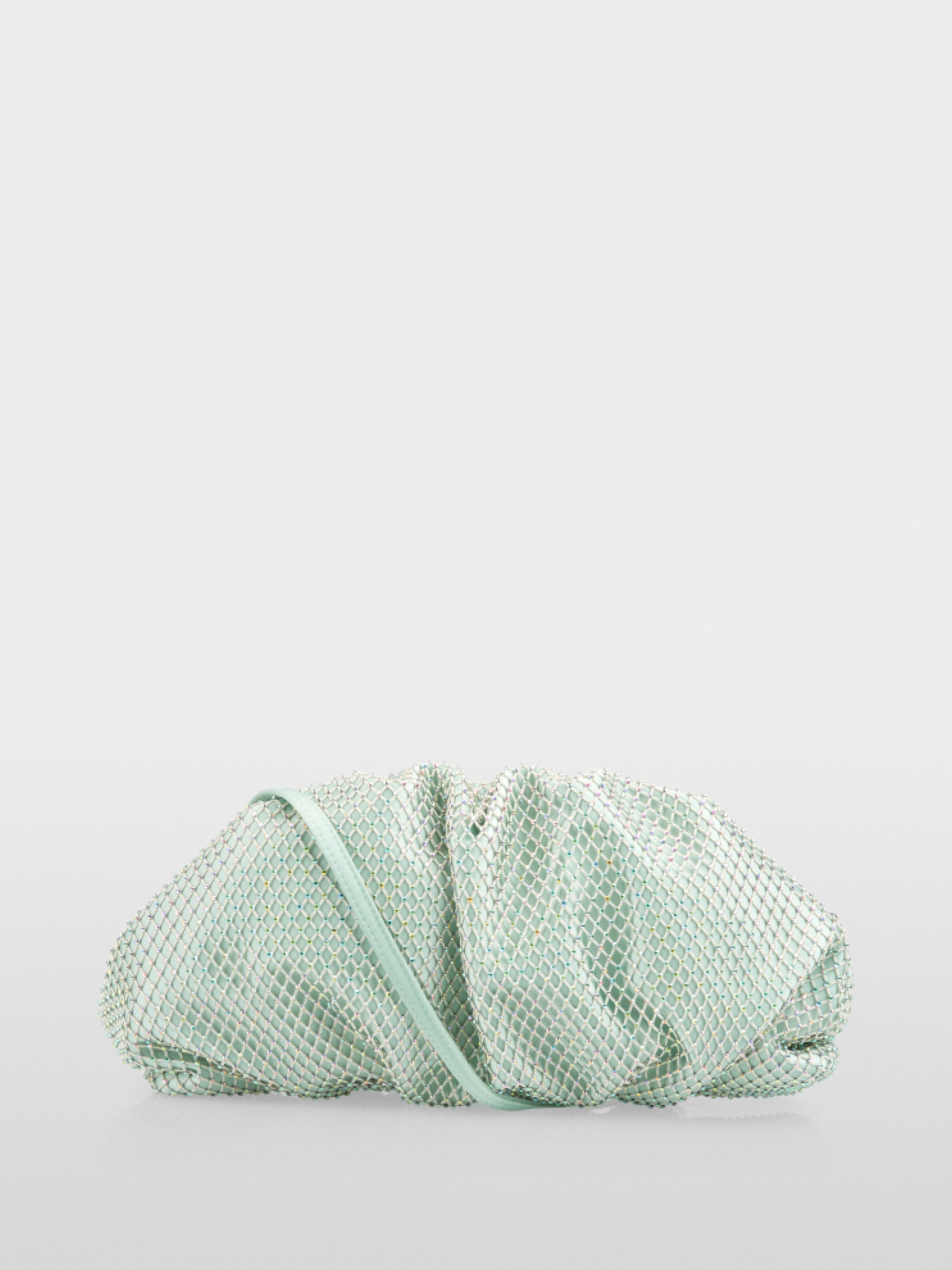 Pochette en satin ornée d'une maille de cristaux