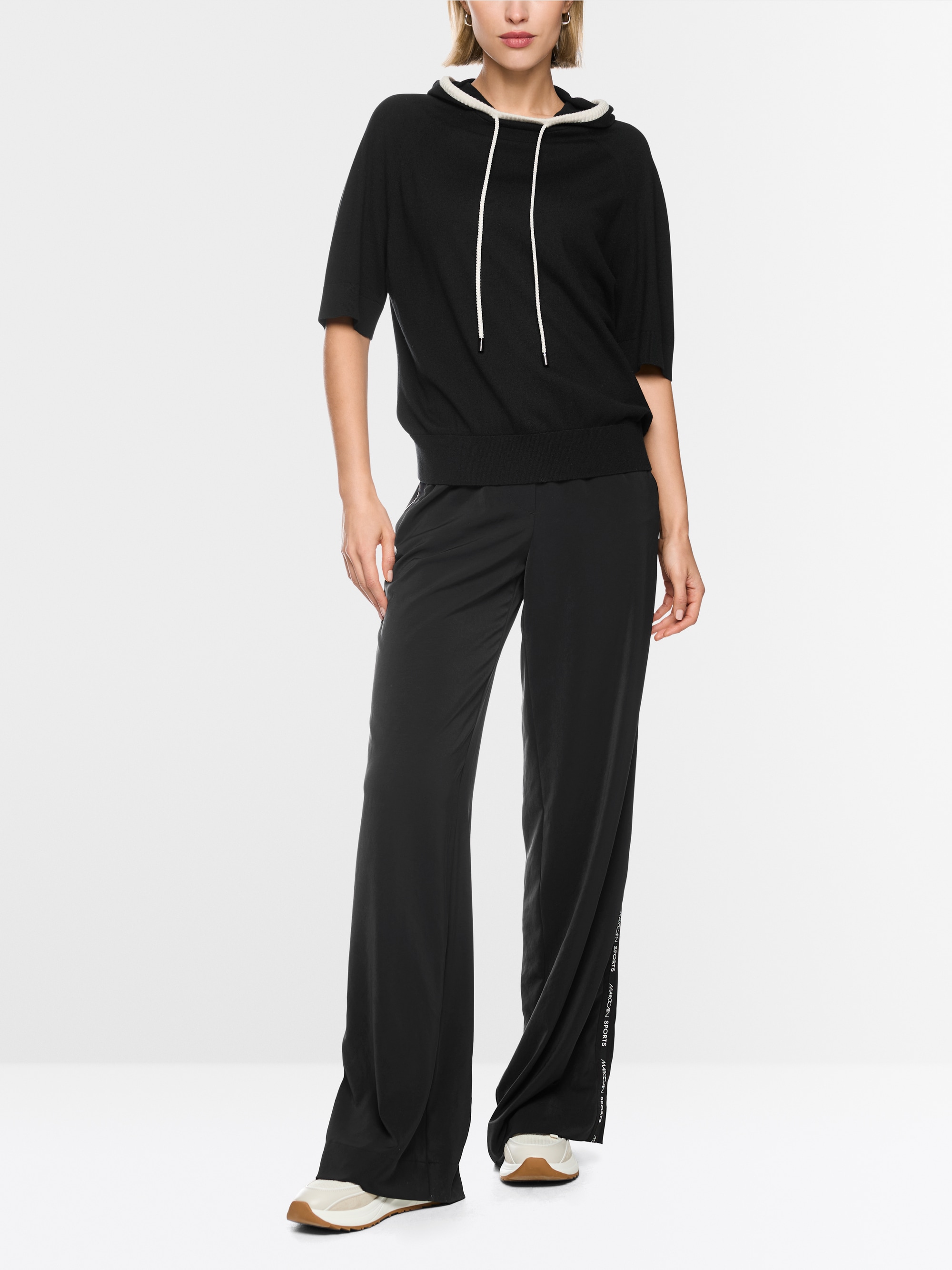 Fine-knit hoodie with contrast details