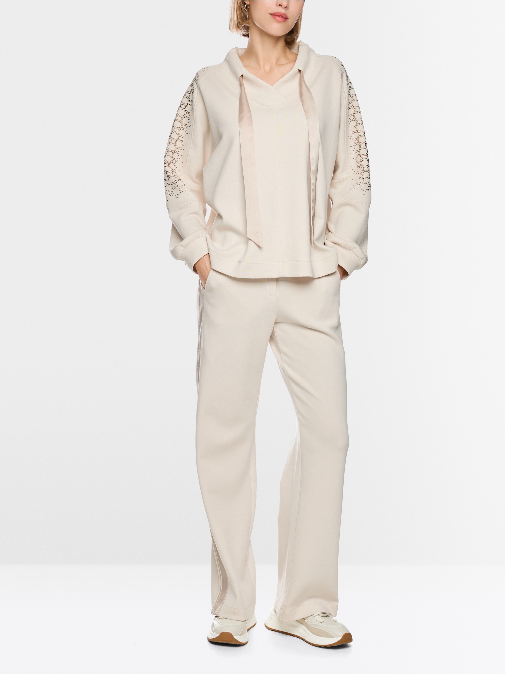 Oversized sweatshirt with hotfix stones