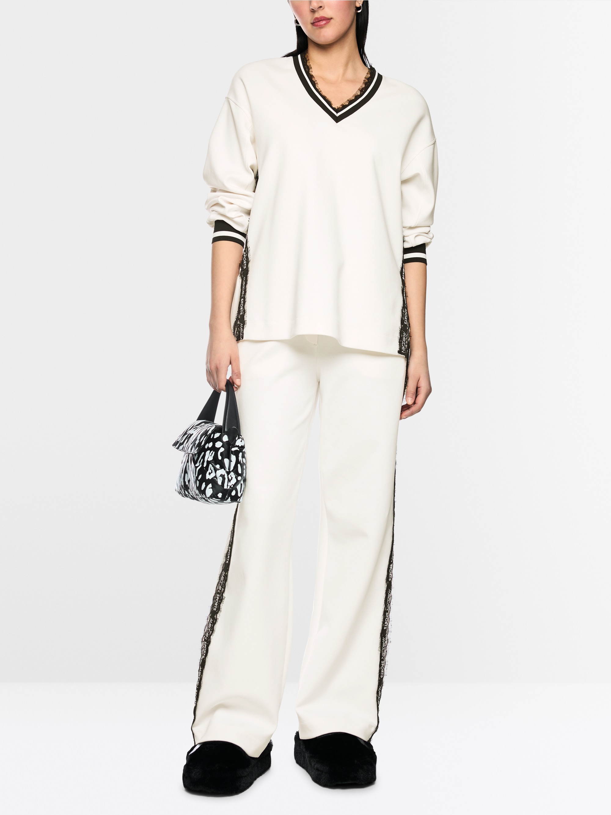 Sweatshirt with delicate lace details