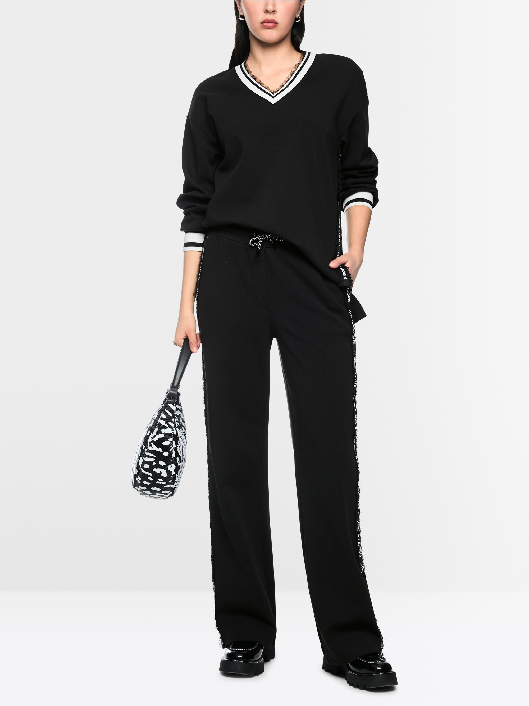 Sweatshirt with delicate lace details