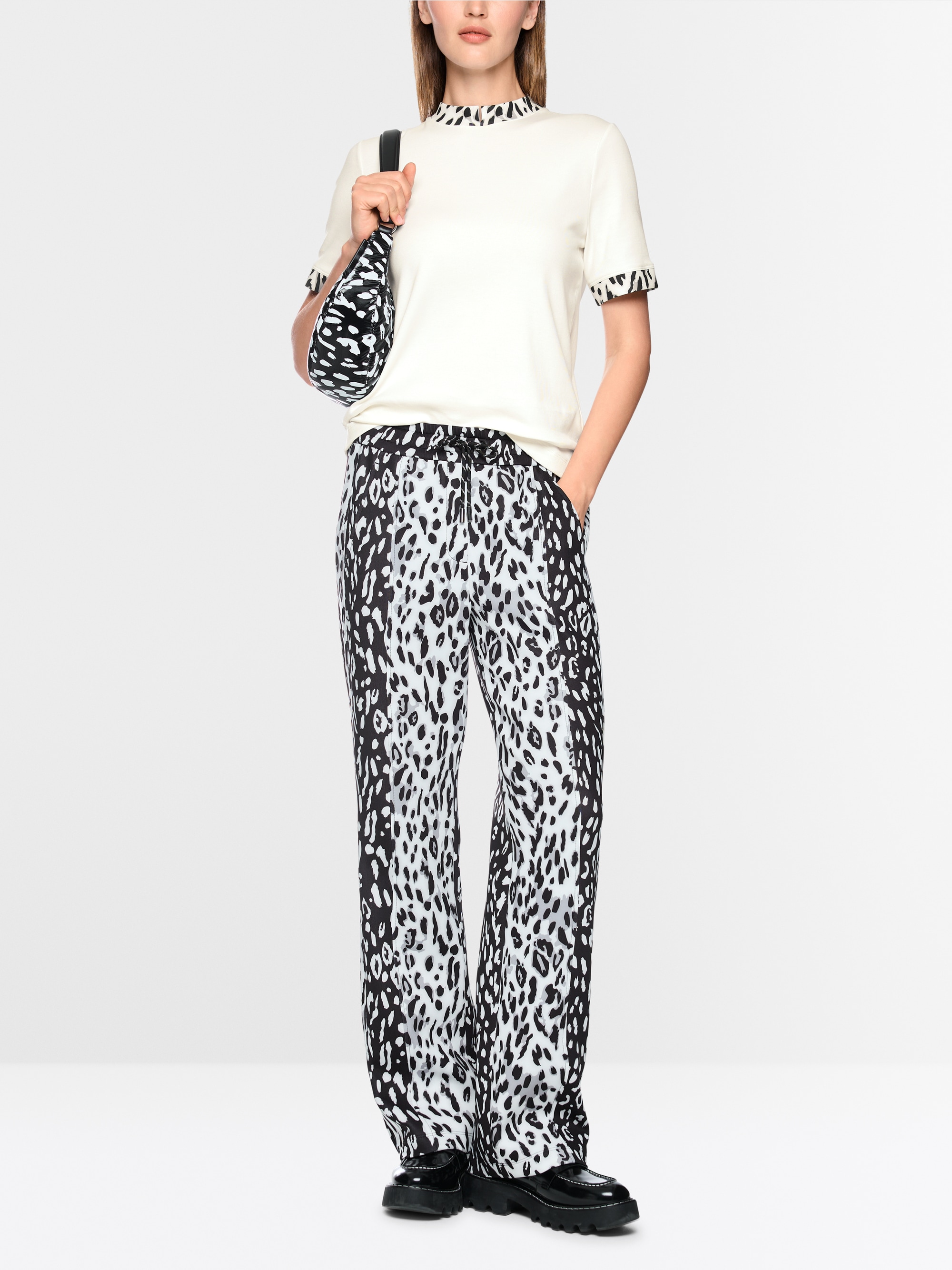 T-shirt with leopard-print sleeves