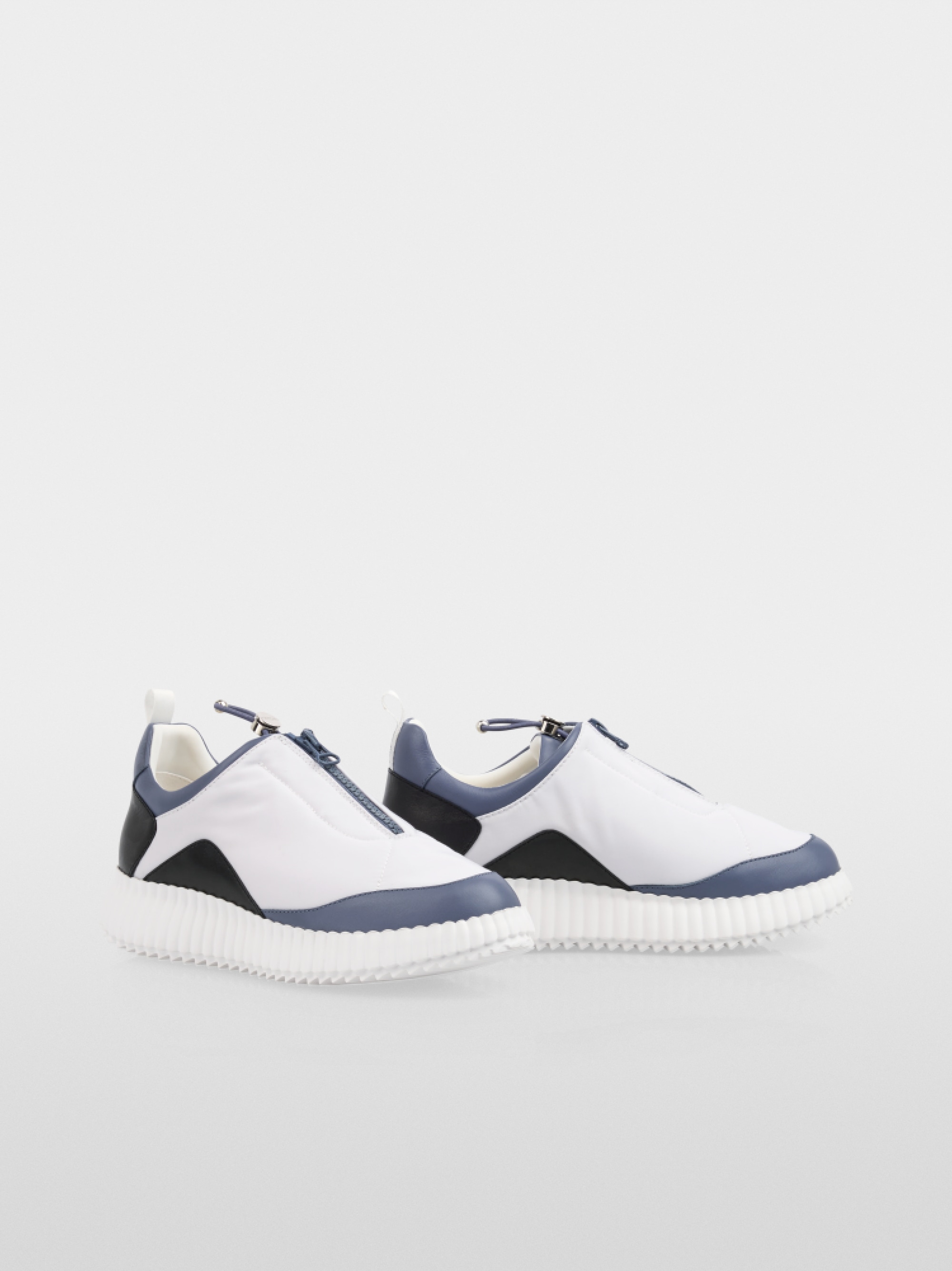 Sneakers with zip