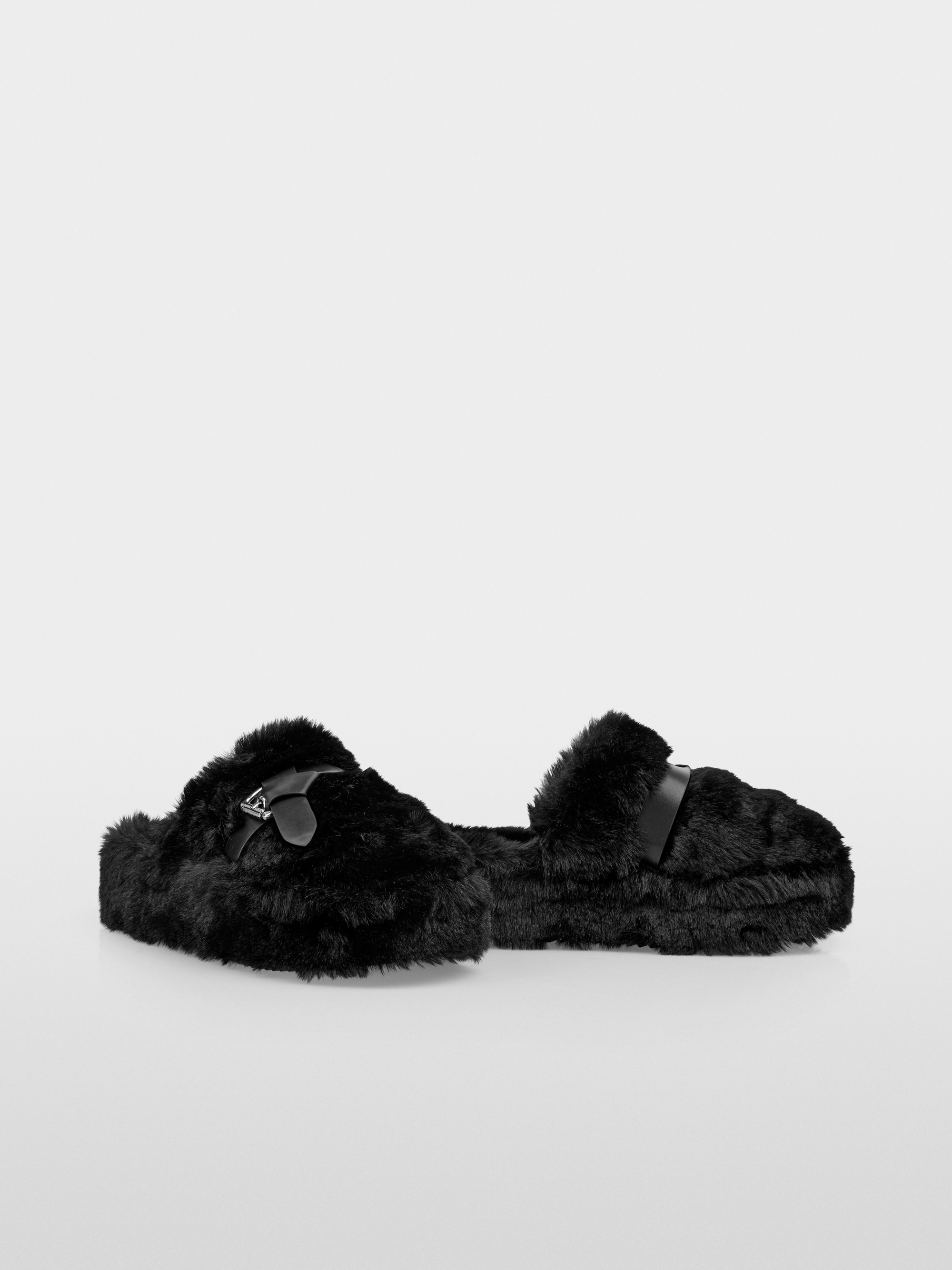 Fluffy slippers with faux lambskin