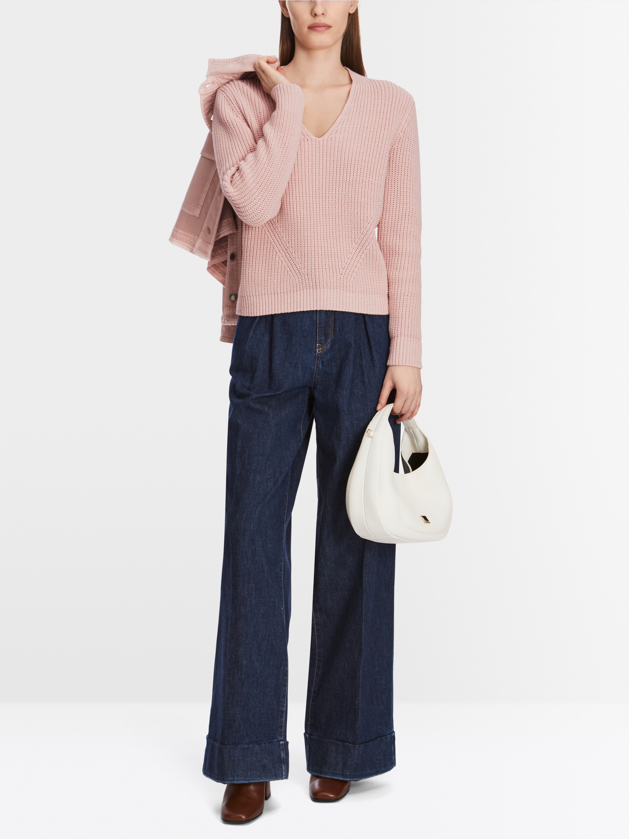V-Neck-Pullover Knitted in Germany