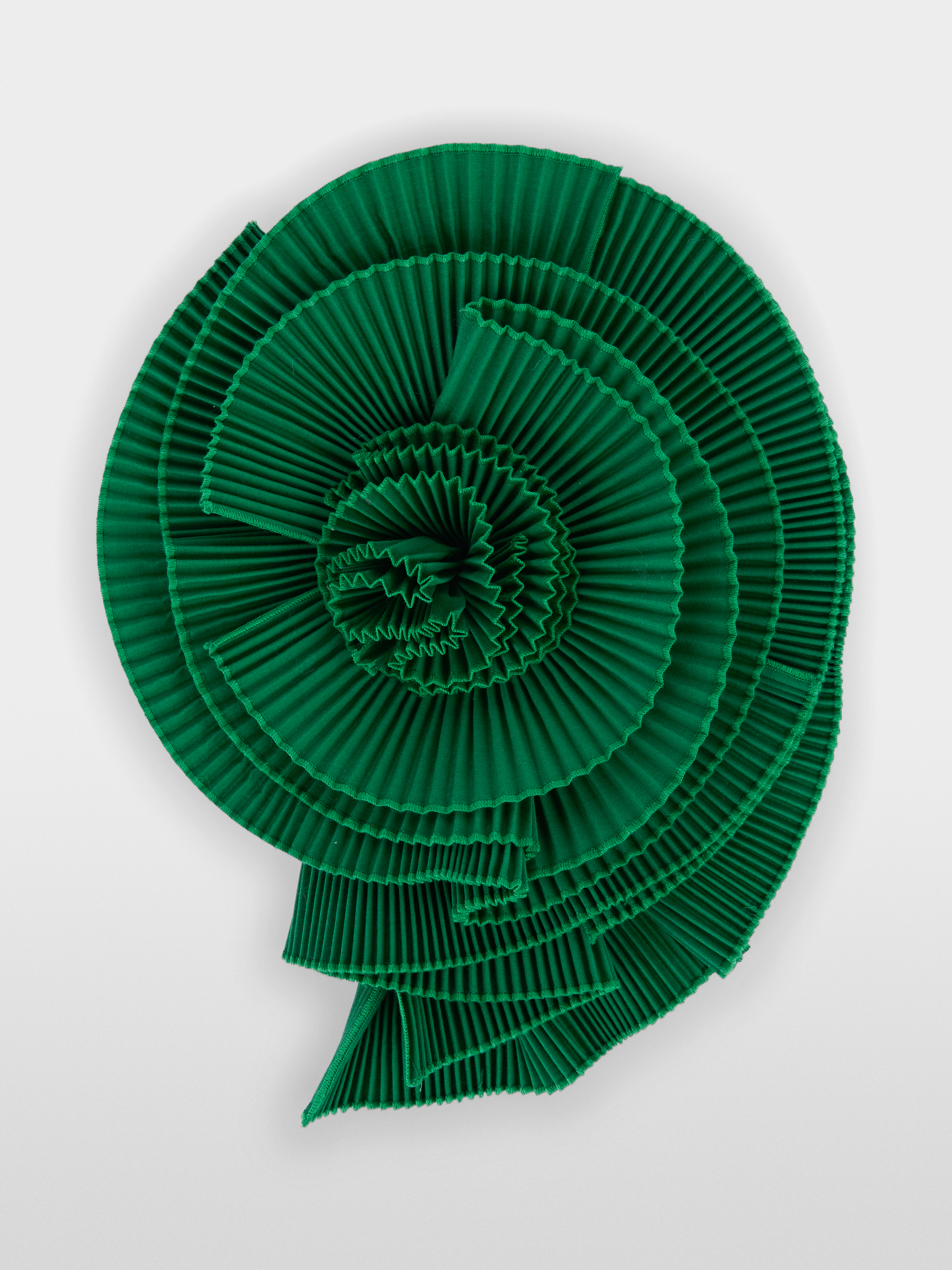 Plissierte Brosche in Blumenform | marc-cain.com/de
