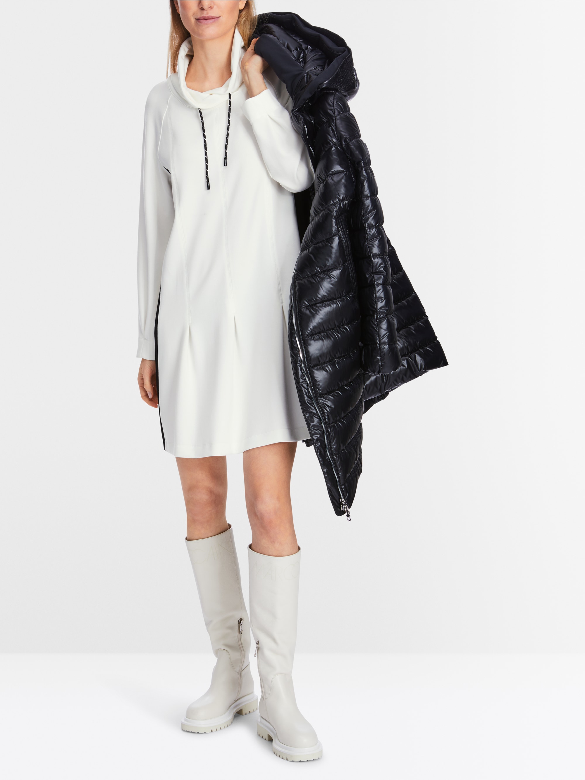 Kurzes Kleid mit  Kellerfalten