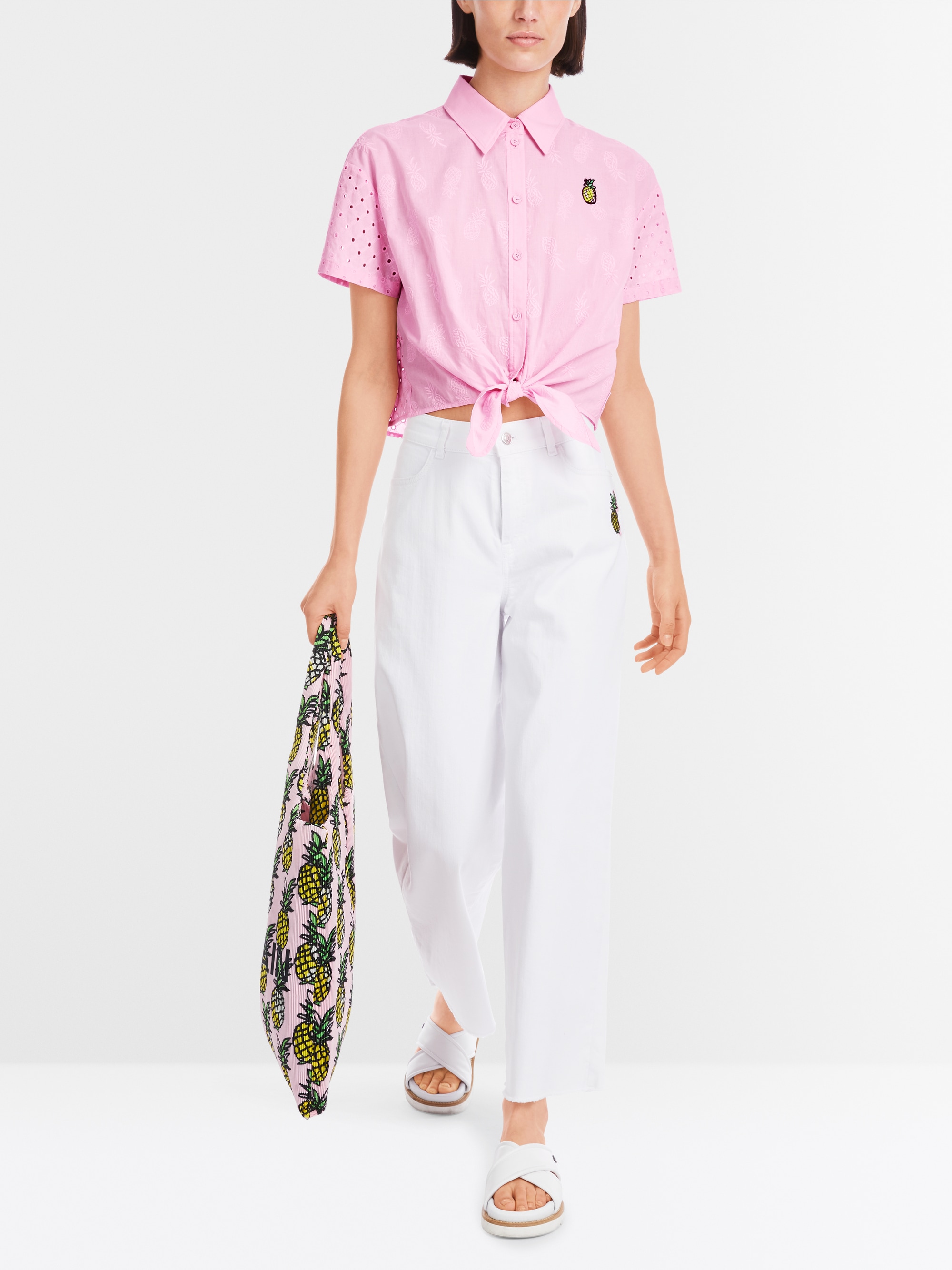 Bluse in tonaler Stickerei