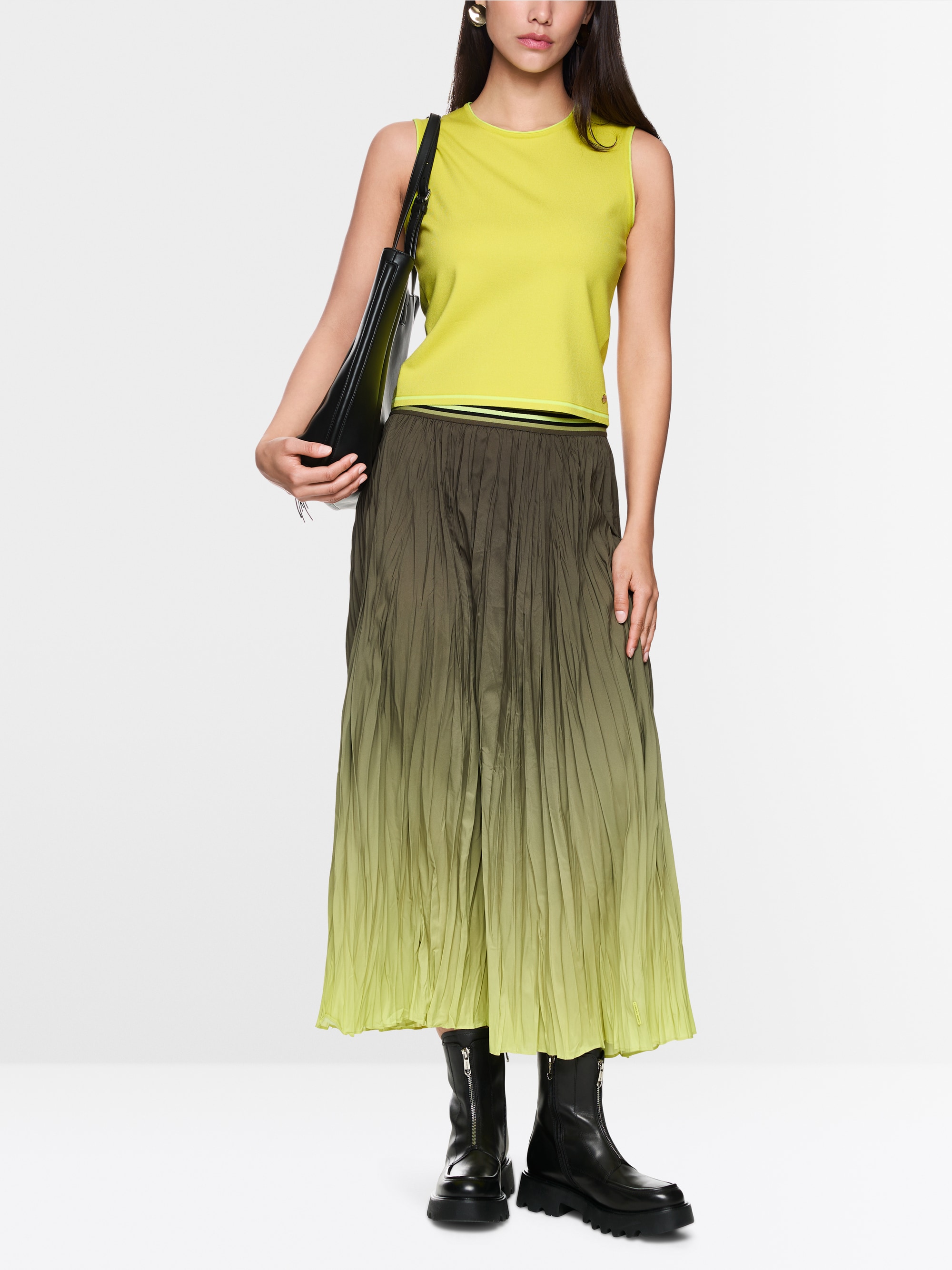 Top fin Knitted in Germany