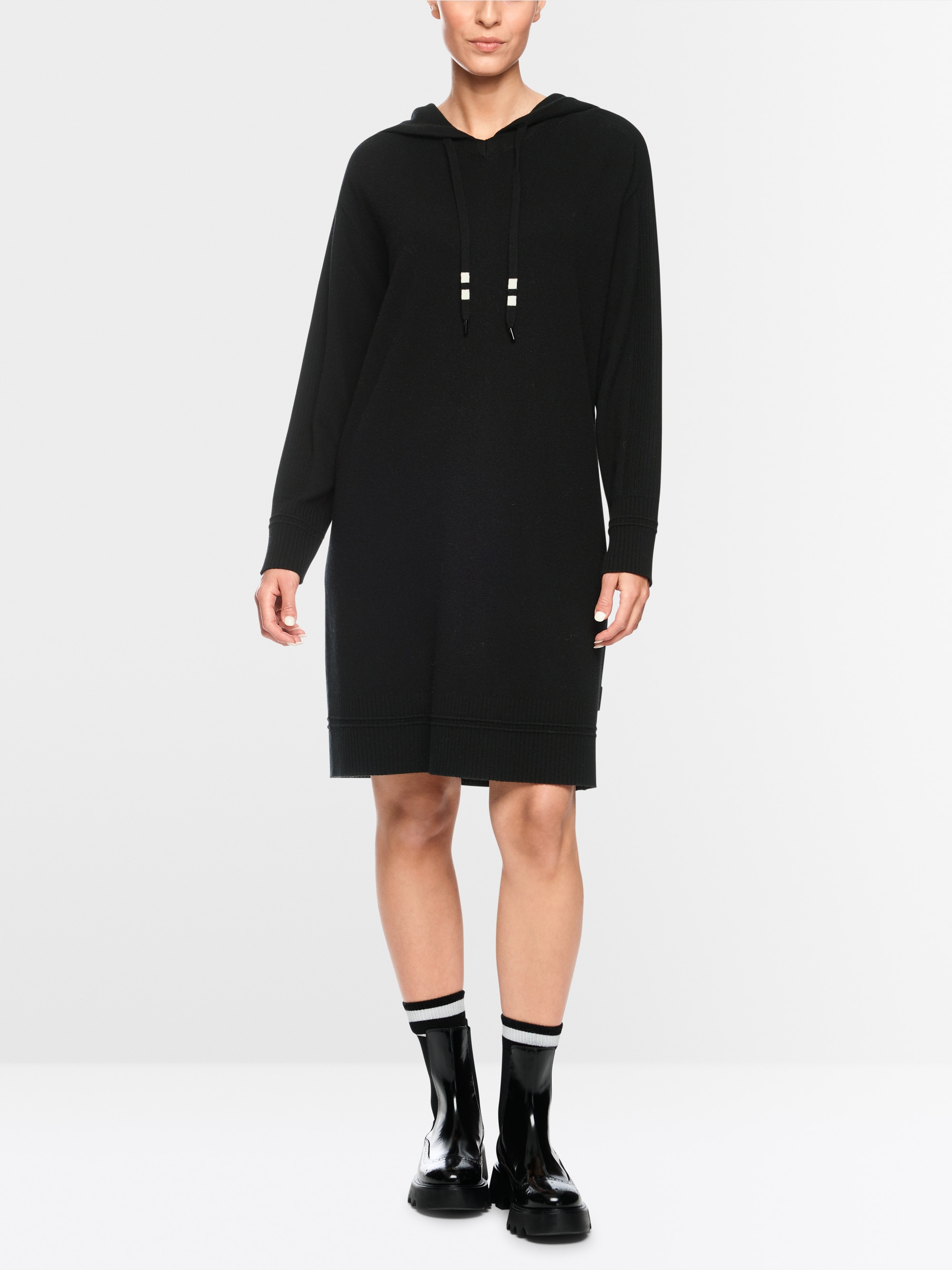Fine knit dress with hood