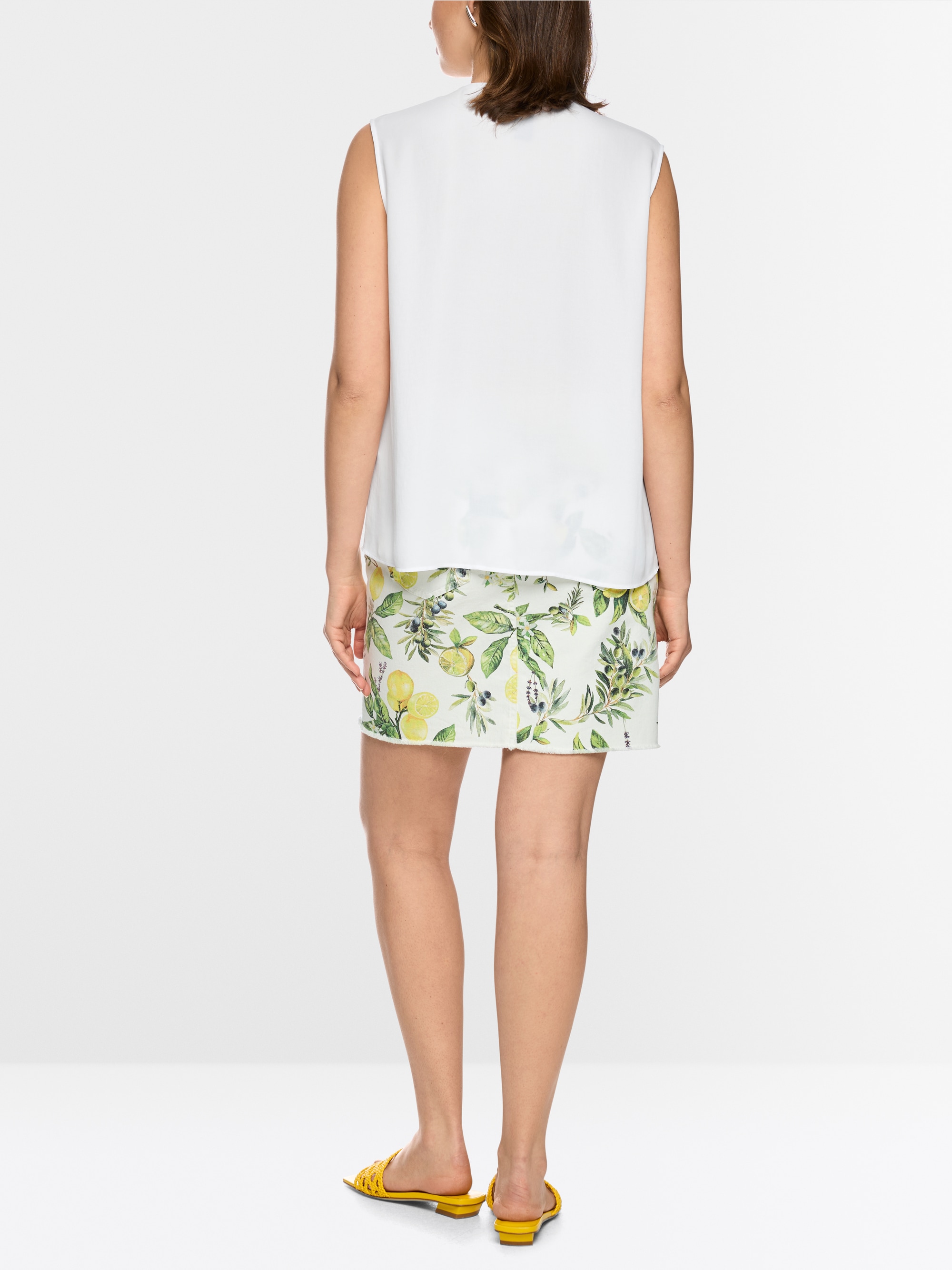 Vibrant top with pleating