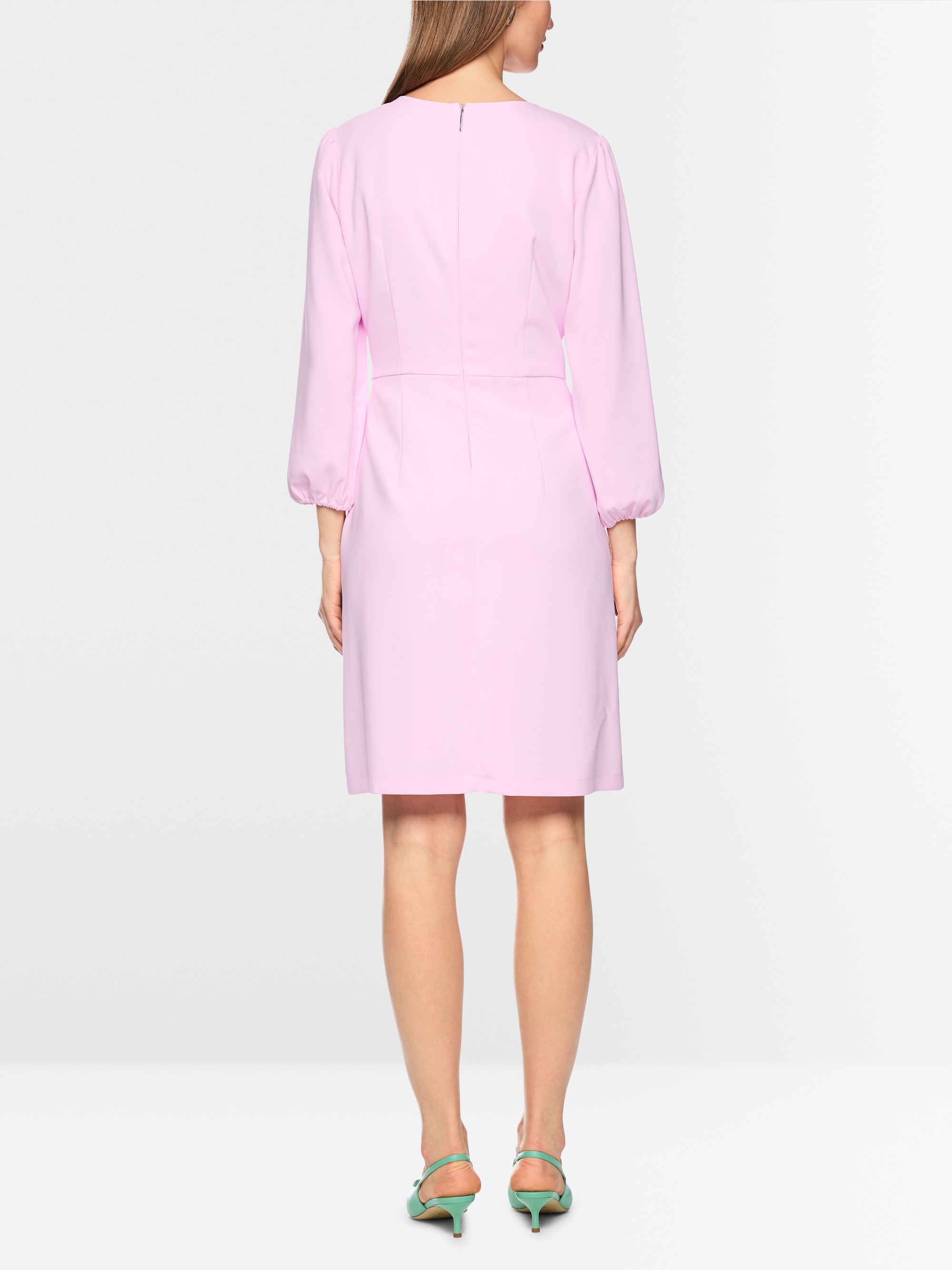 Fitted dress with round neck