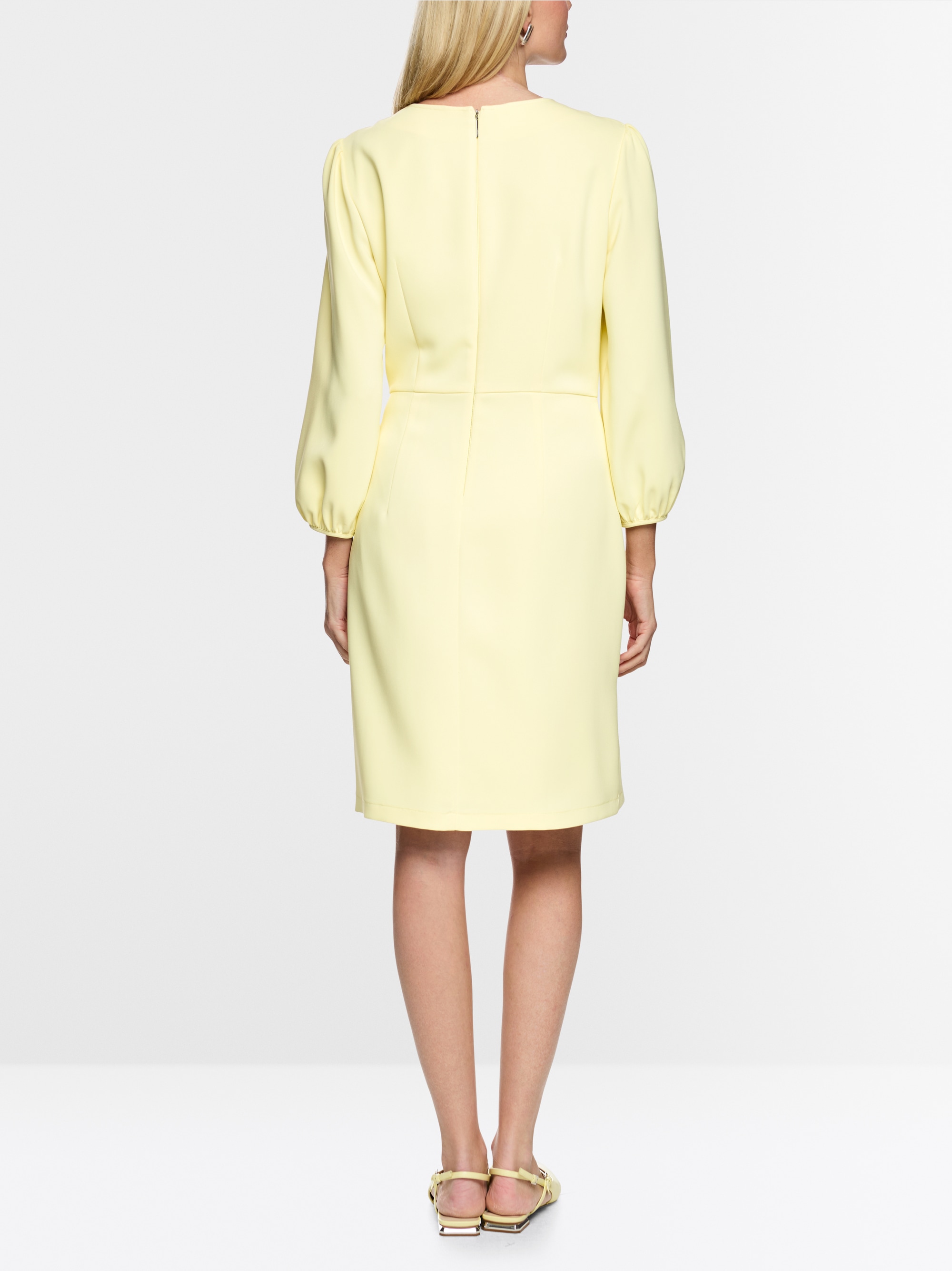 Fitted dress with round neck