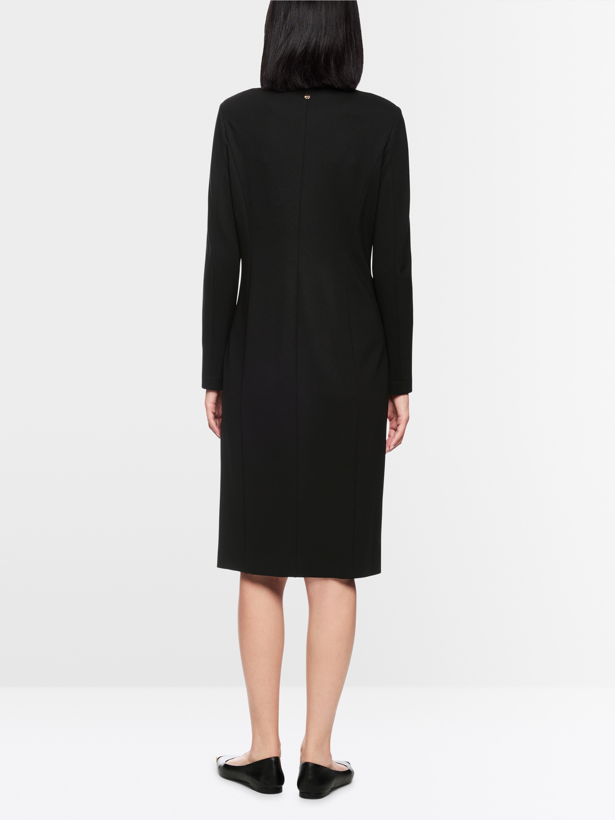 Fitted dress with buttoning